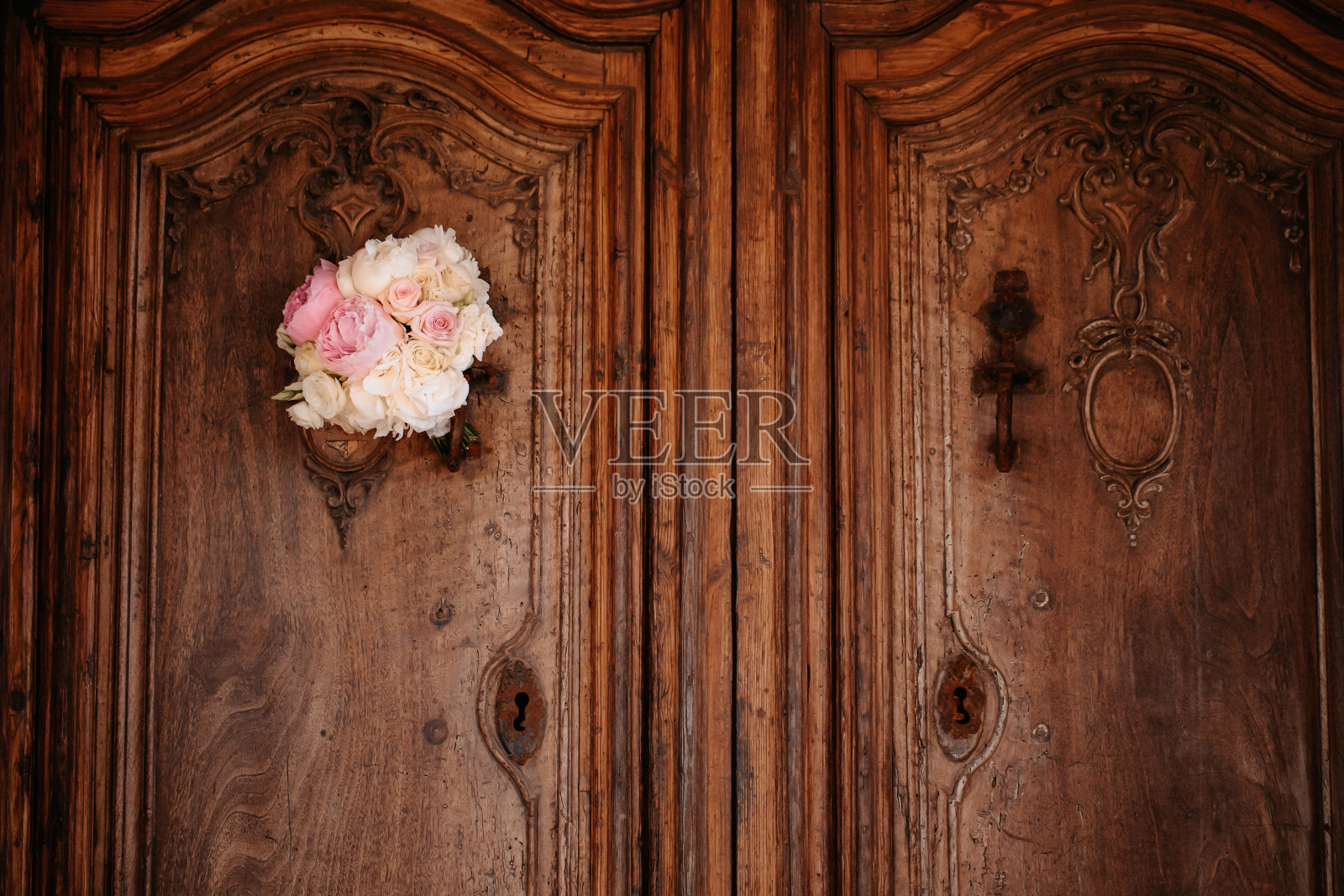 马略卡岛西班牙木门上的美丽自然婚礼花束照片摄影图片