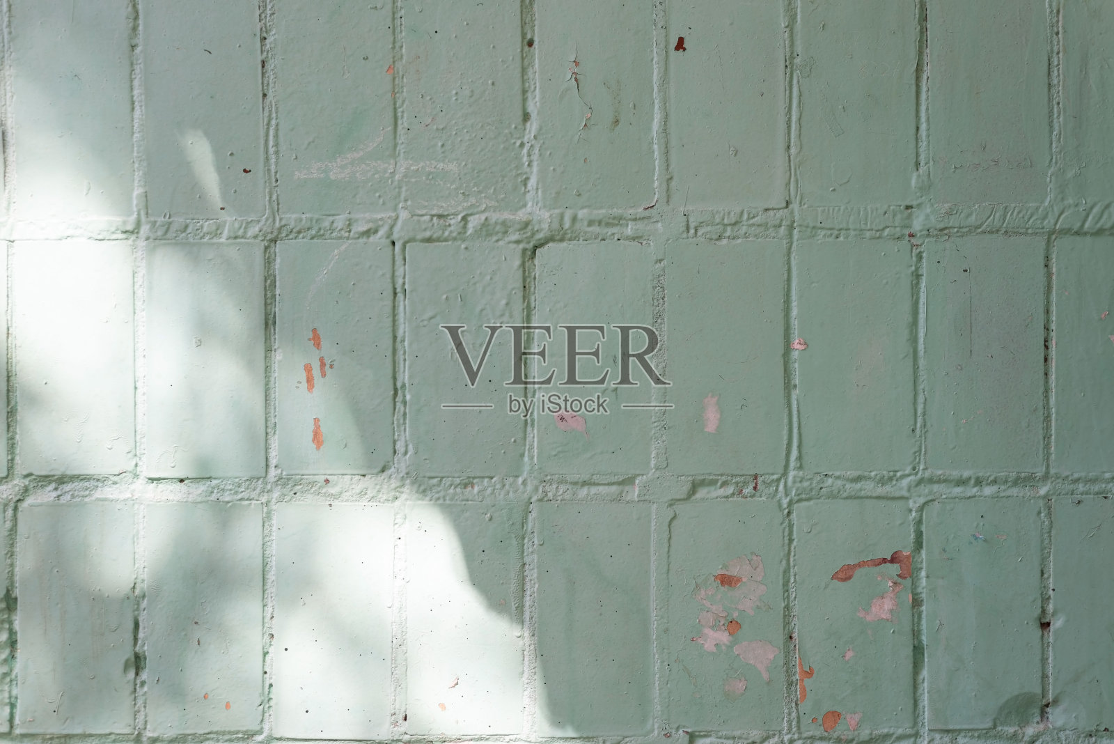 砖墙用空白的白色砖块和灰色喷漆涂鸦照片摄影图片