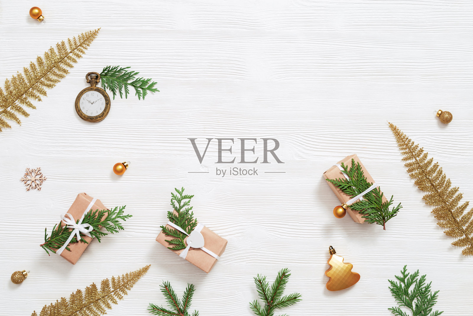 圣诞手工礼品及冷杉竹枝、金球、寒假及新年装饰品照片摄影图片