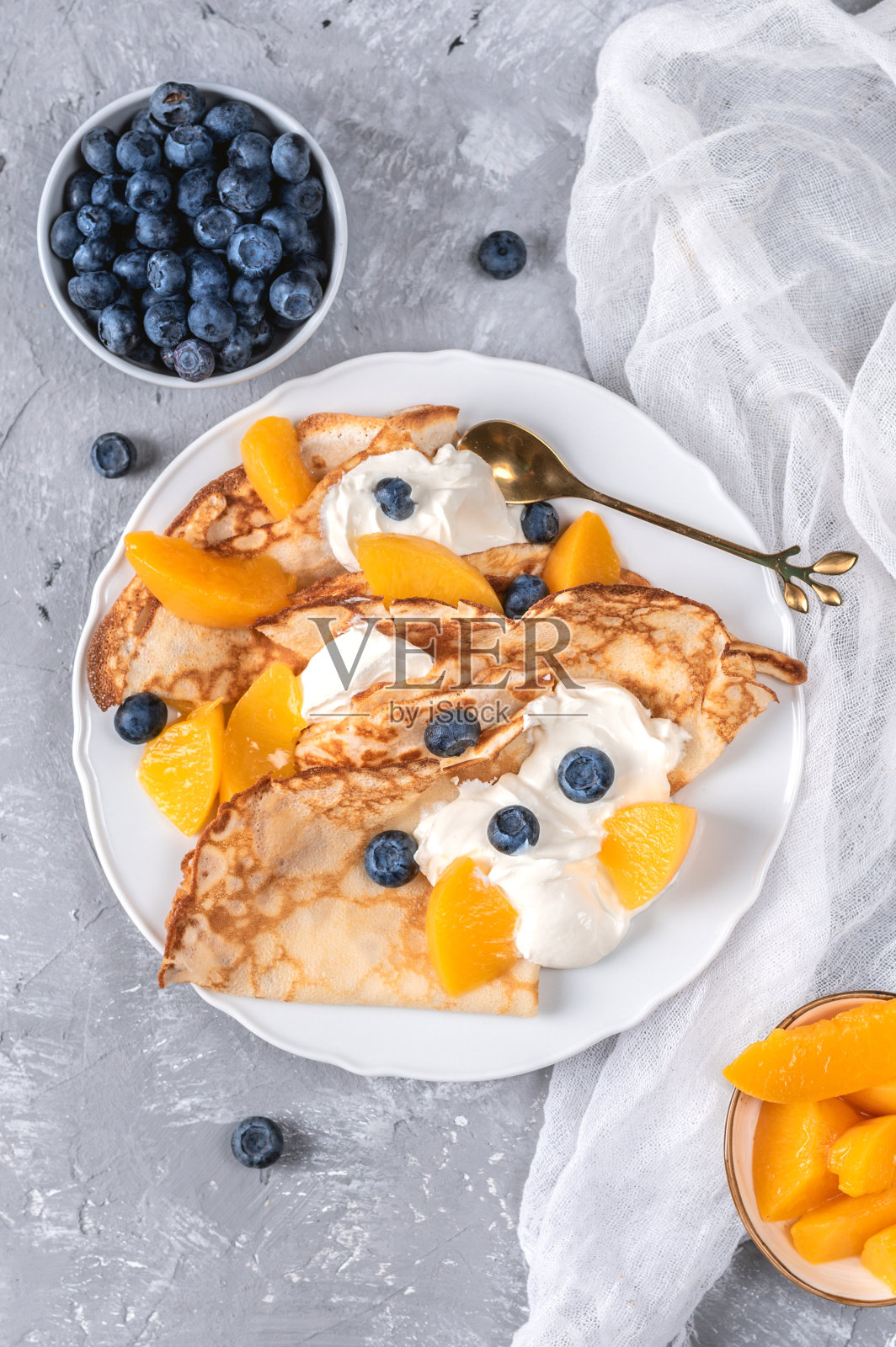 煎饼配酸奶，浆果和桃子照片摄影图片