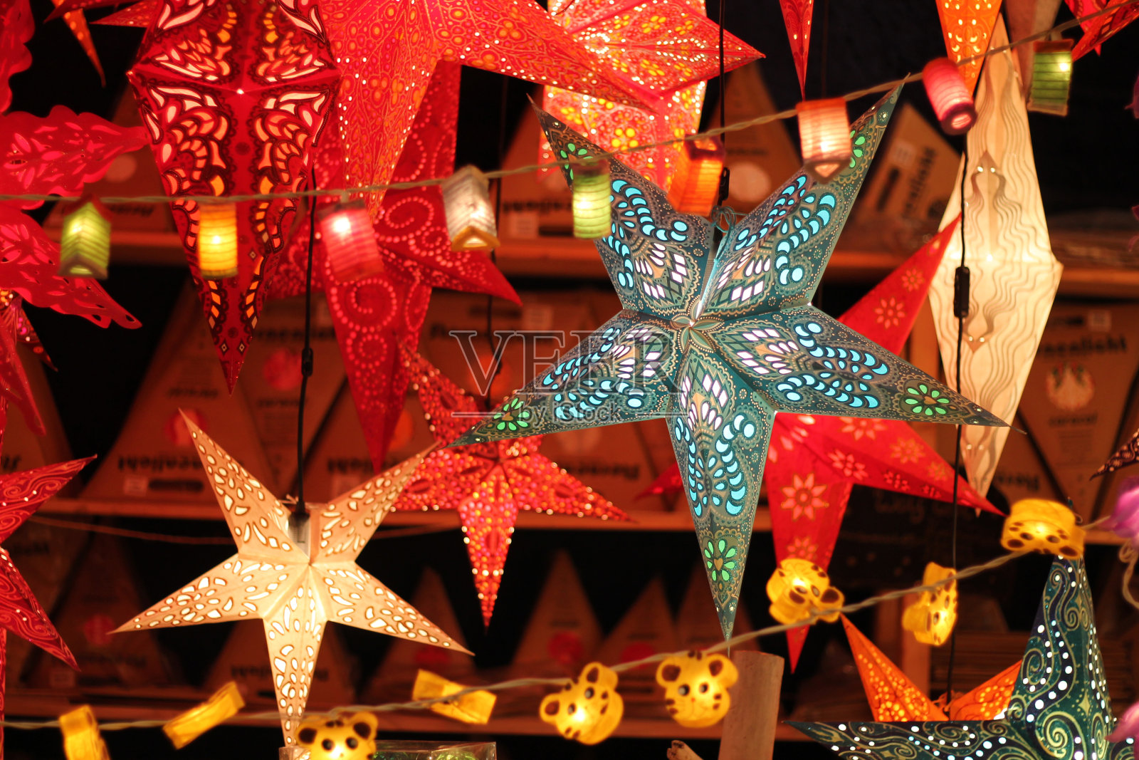 传统德国装饰——圣诞之星。照片摄影图片