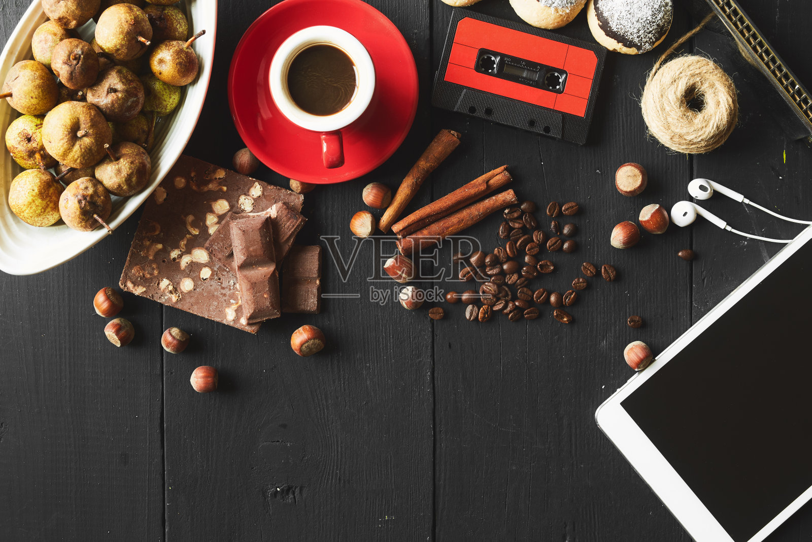 咖啡，数码片，巧克力，磁带，坚果在木头背景上照片摄影图片