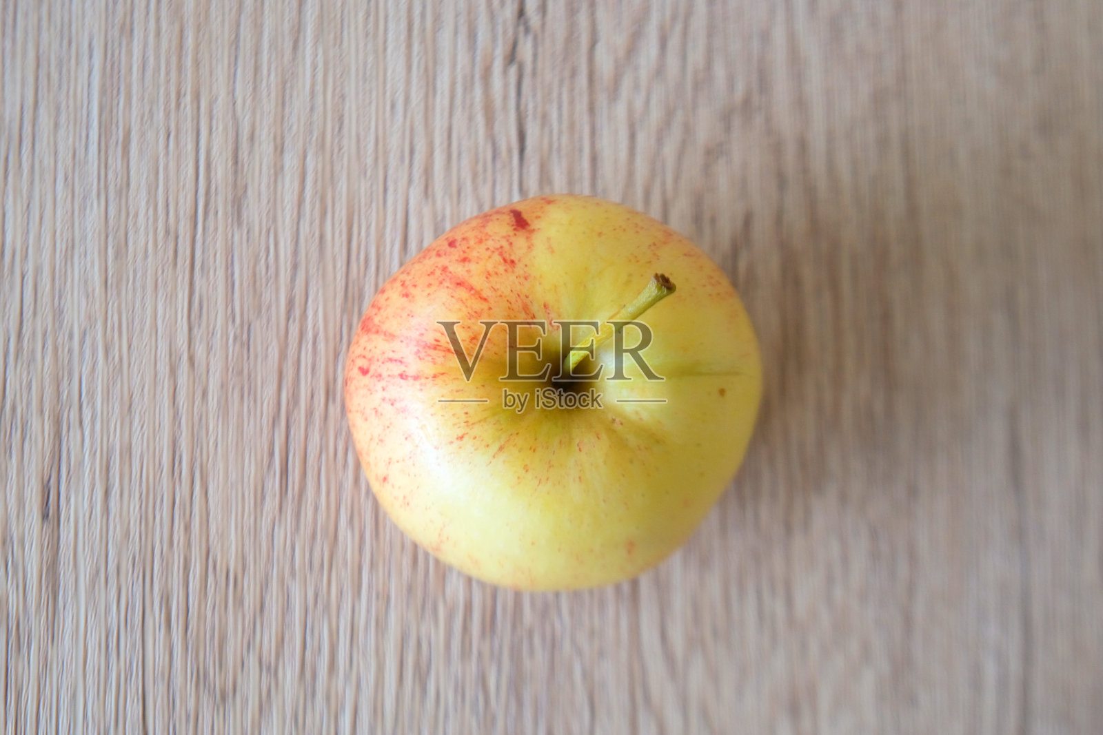 近红苹果孤立的木材背景照片摄影图片