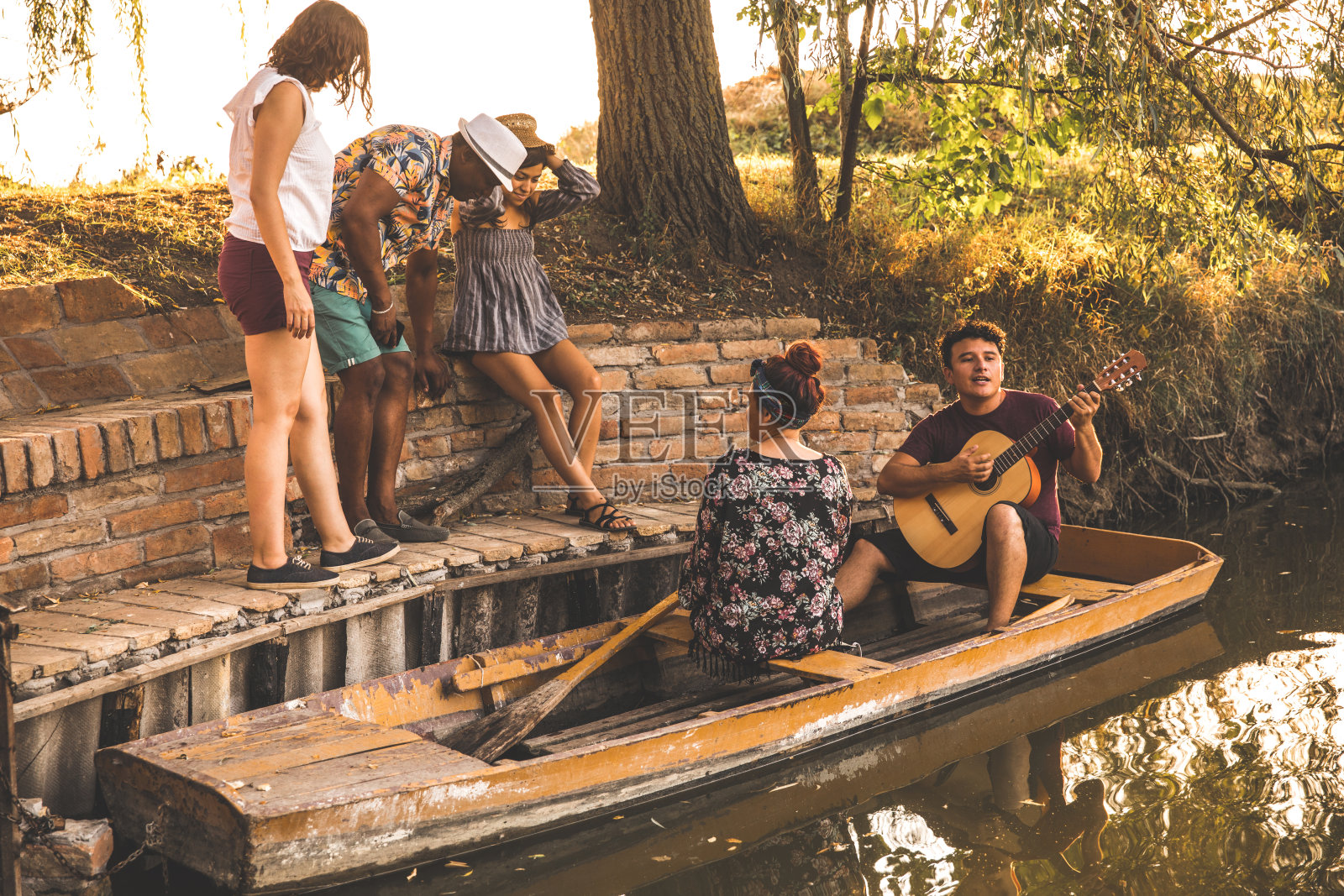 和朋友们在河边度过一个美好的春日午后照片摄影图片