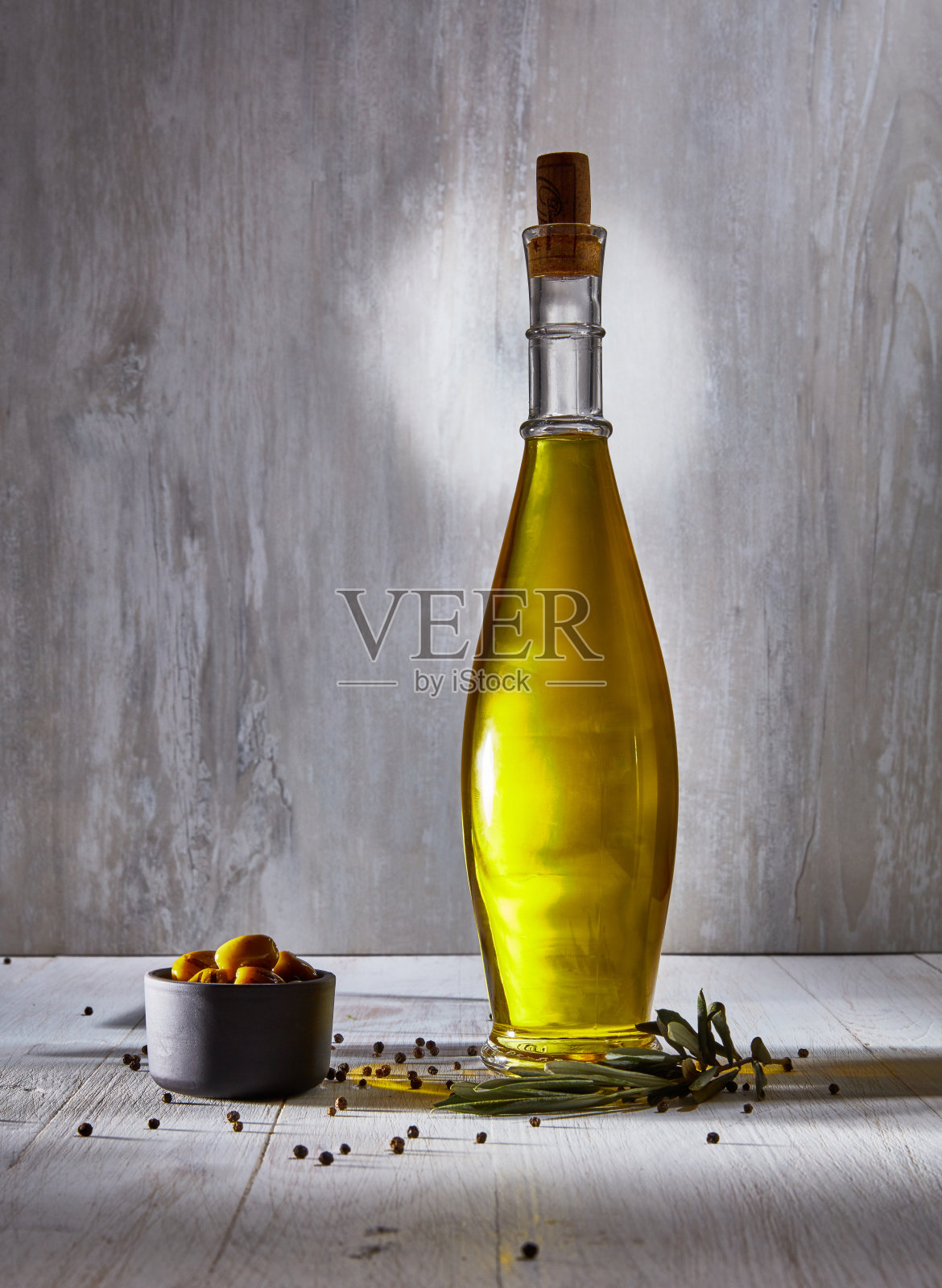 绿橄榄和橄榄油照片摄影图片