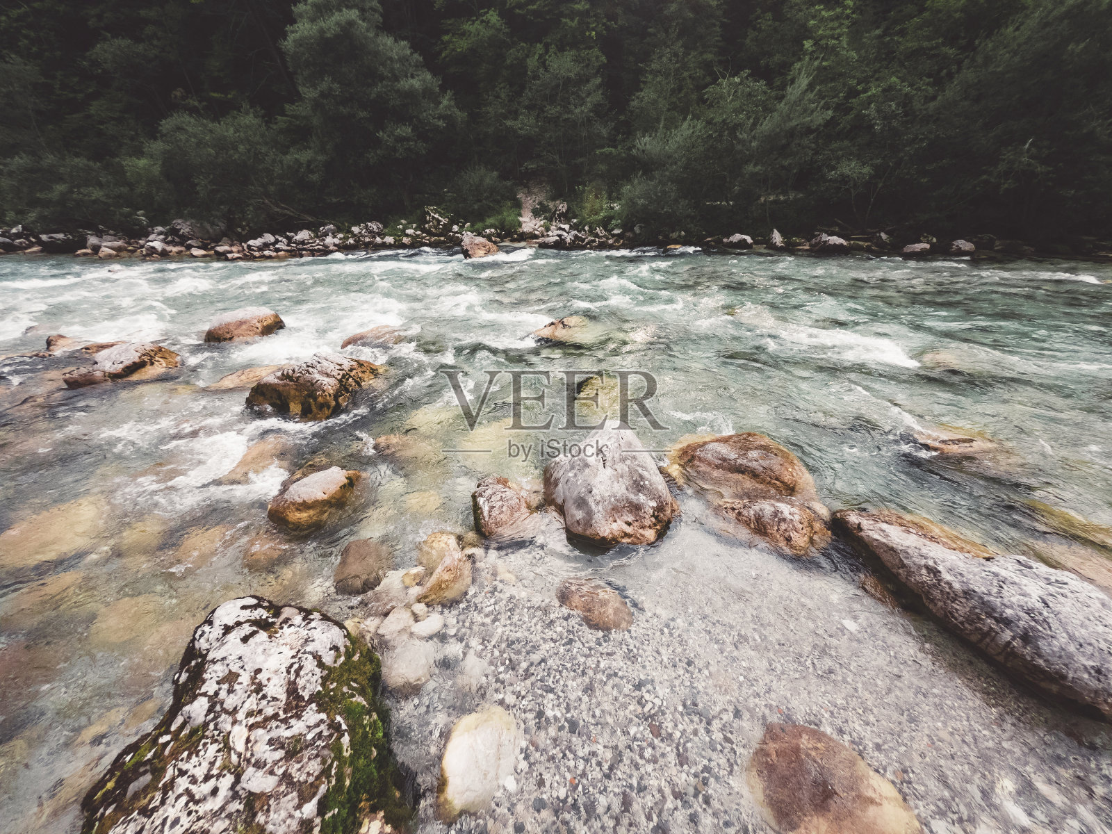 河水撞击岩石时起泡照片摄影图片