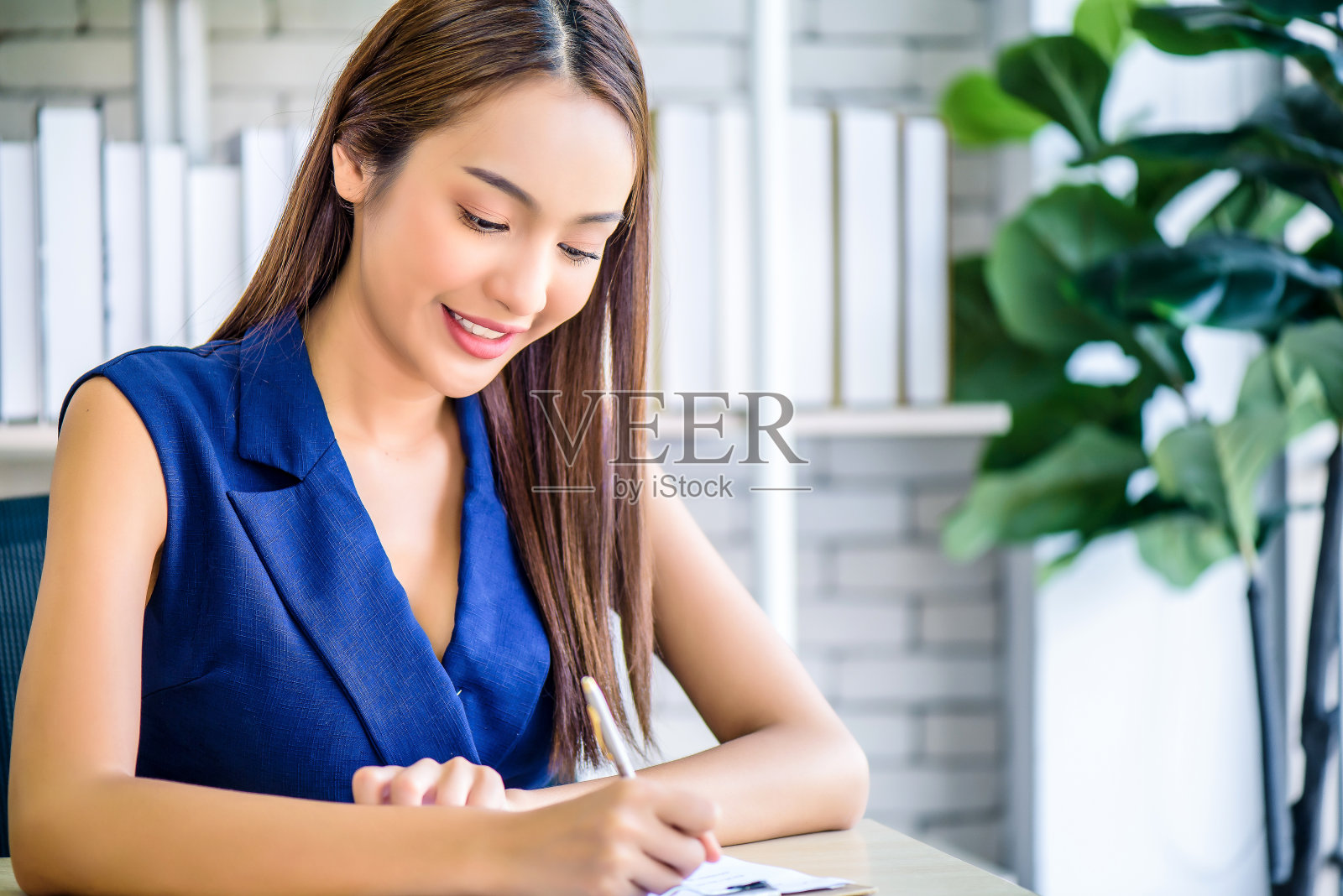 美丽的亚洲商务女性或秘书注意文书工作或签署联系，而商务会议在办公室，商务财务演示会议概念照片摄影图片