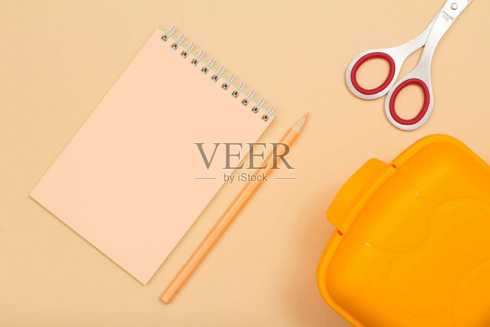 学习用品。笔记本，彩色铅笔，苹果，剪刀和lun照片摄影图片