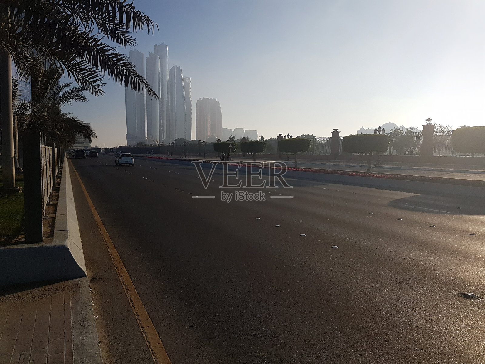 因封锁而空荡荡的主要城市街道照片摄影图片