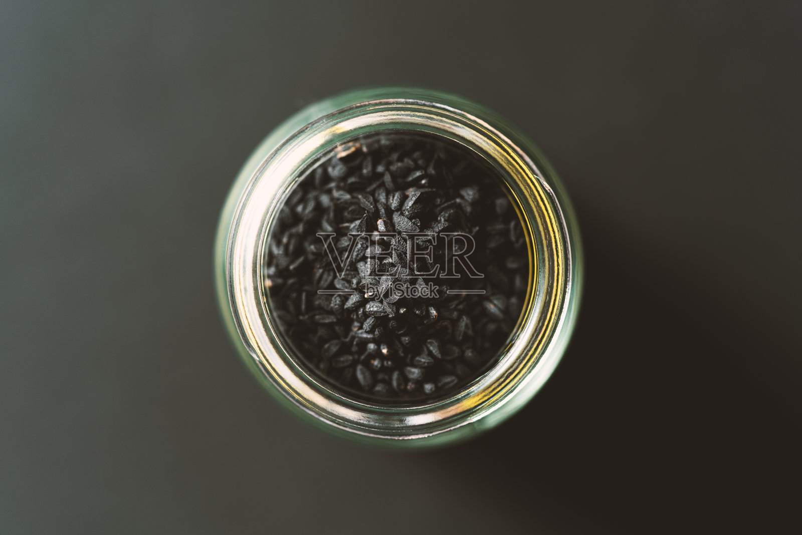玻璃罐里的黑芝麻照片摄影图片