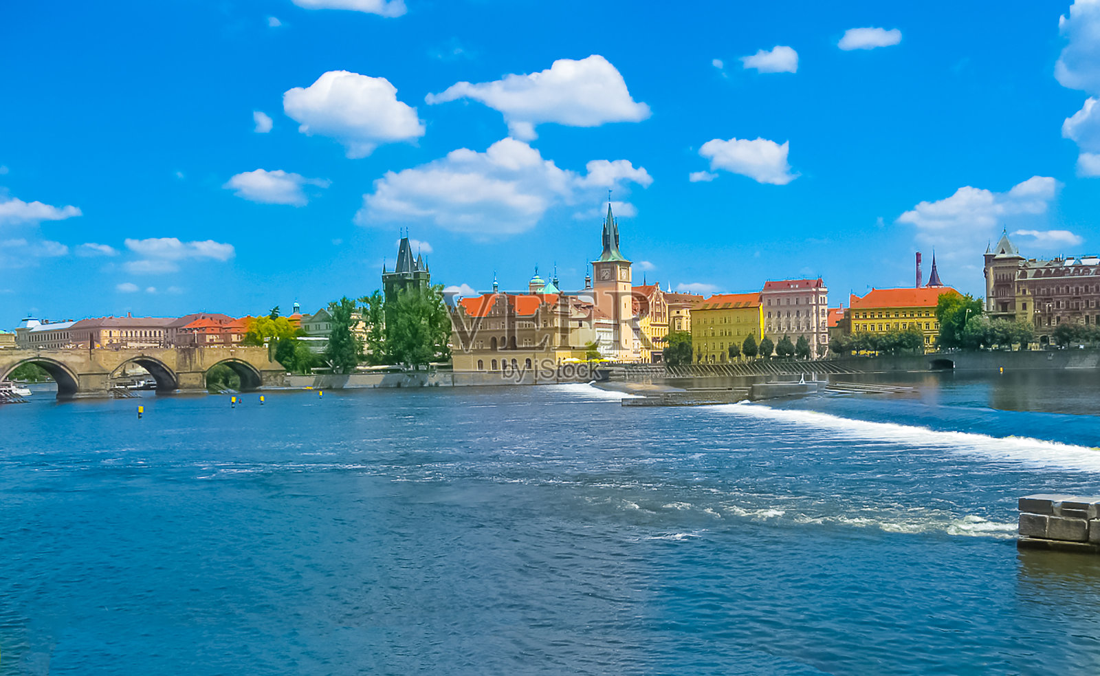 布拉格伏尔塔瓦河上的城市照片摄影图片