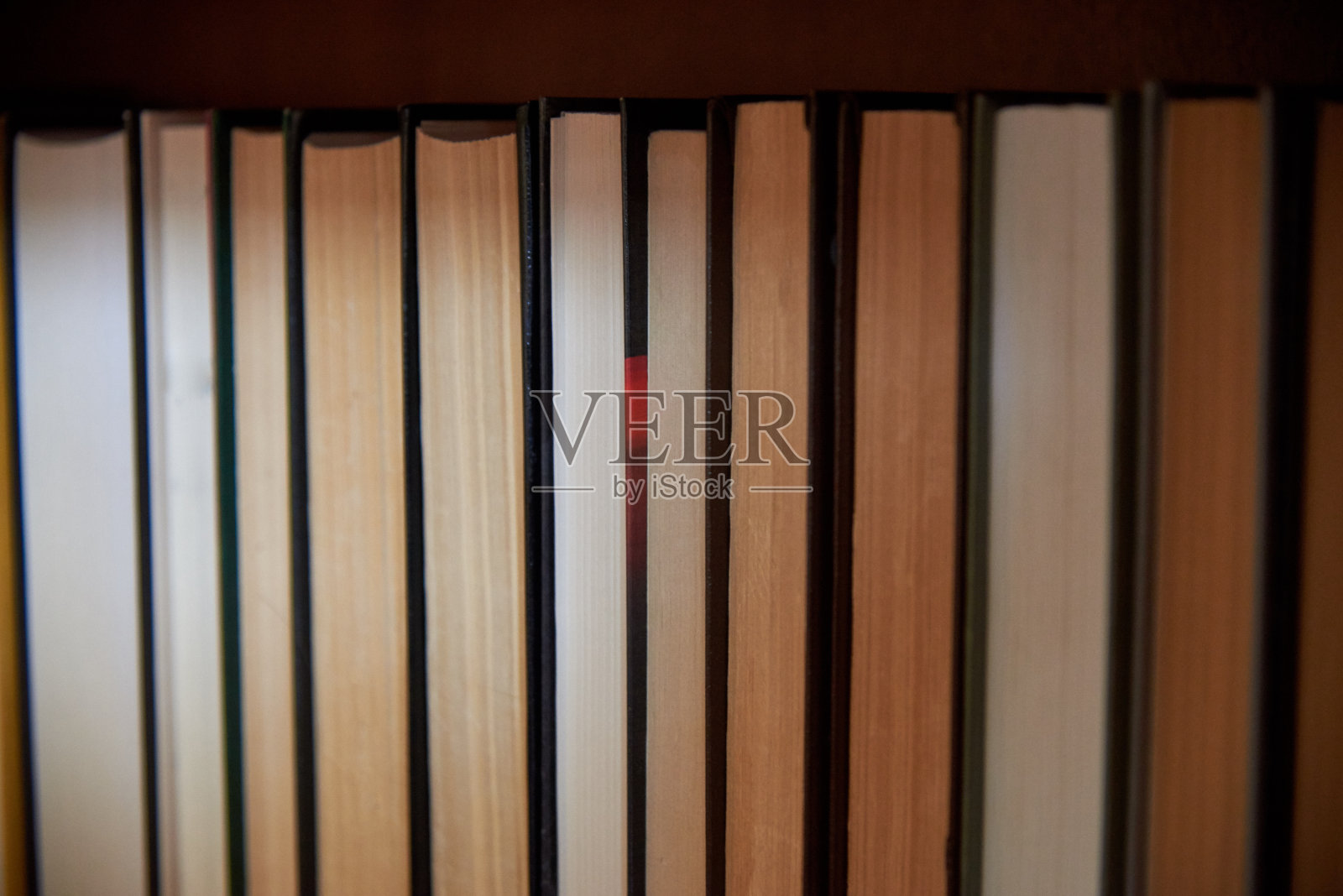 书书脊排成一行，特写学习教育理念。照片摄影图片