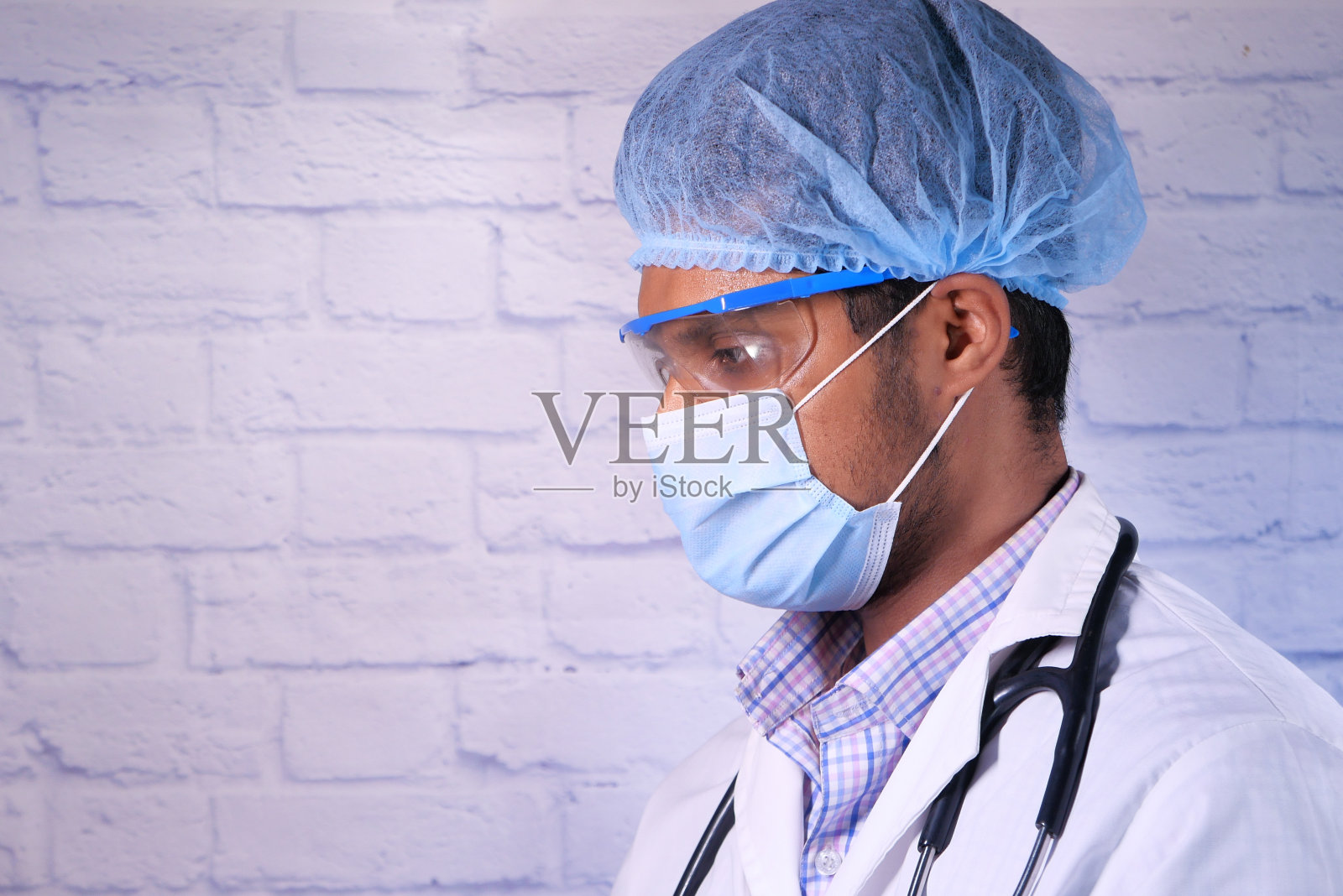 一个男医生的肖像在面罩与复制空间照片摄影图片