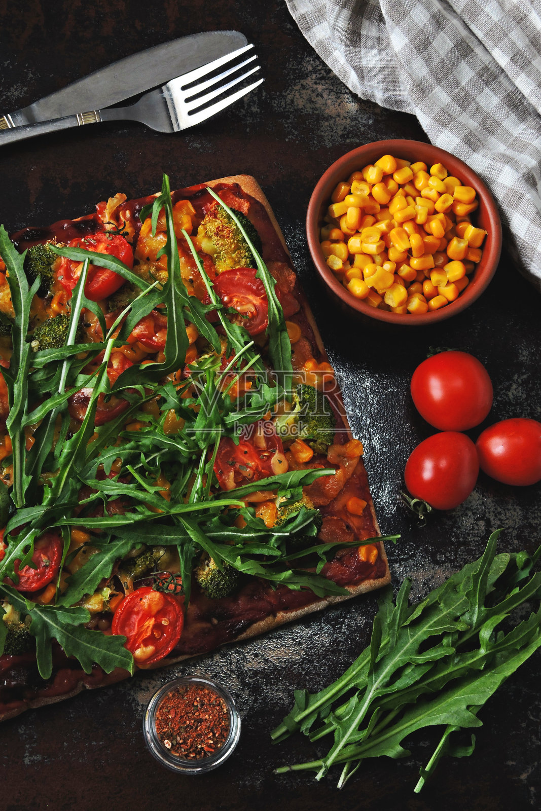 自制素食披萨配蔬菜和新鲜芝麻菜。照片摄影图片