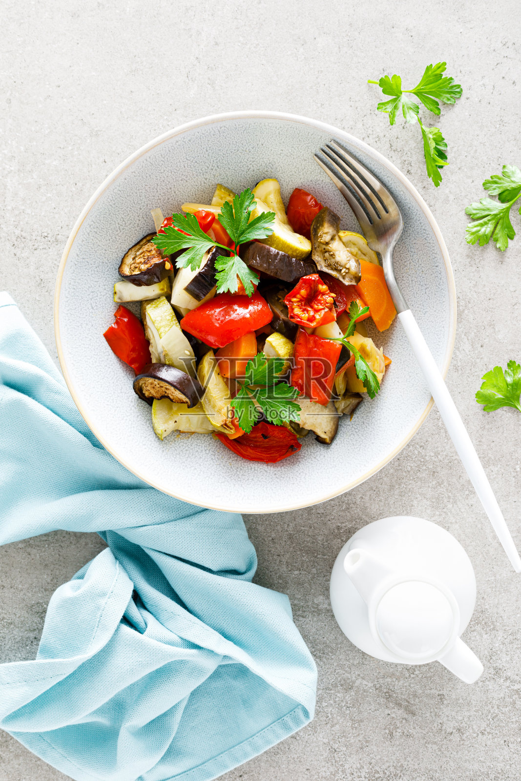 烤蔬菜沙拉配新鲜欧芹照片摄影图片