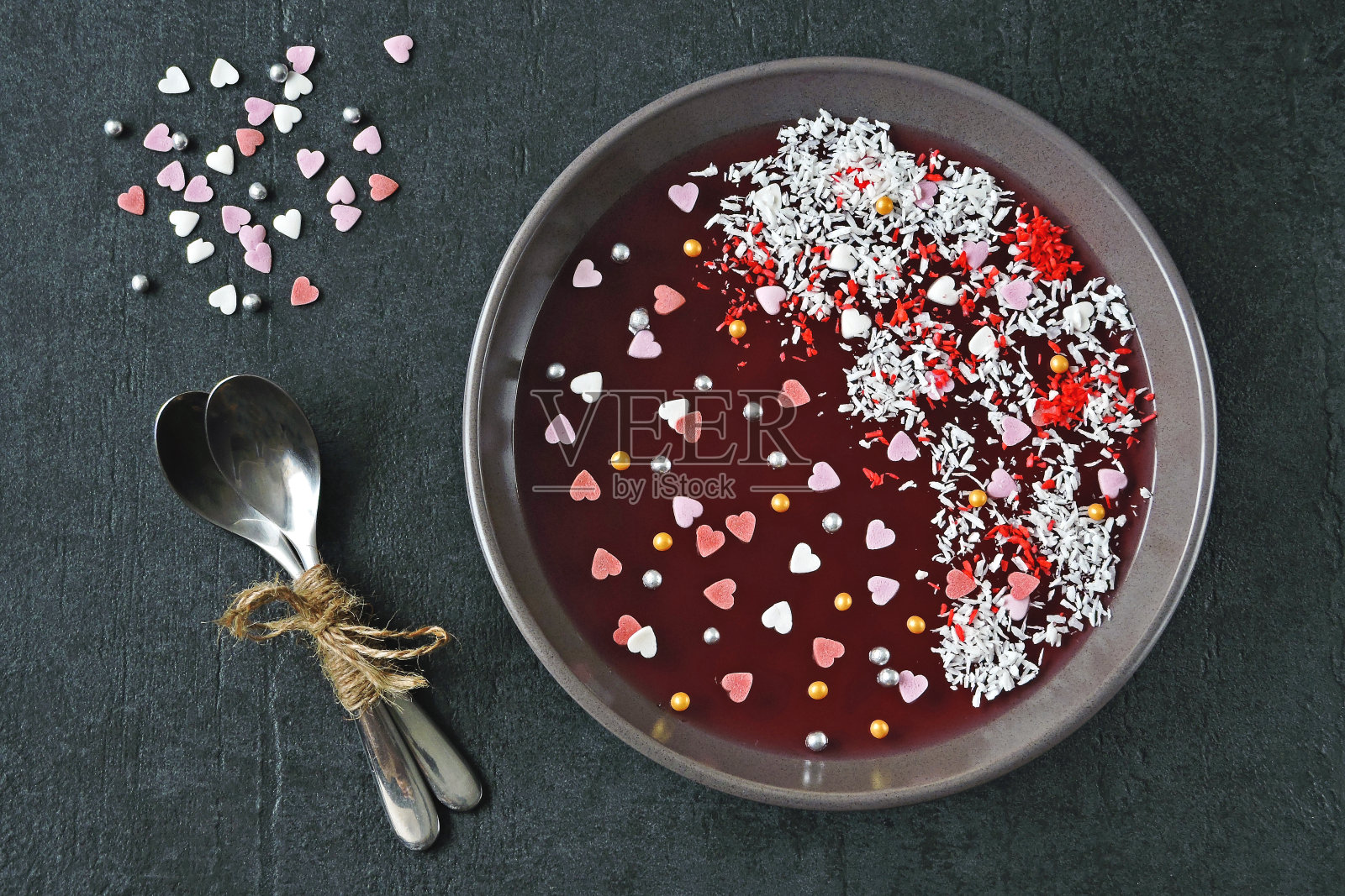 情人节的节日果酱碗。照片摄影图片