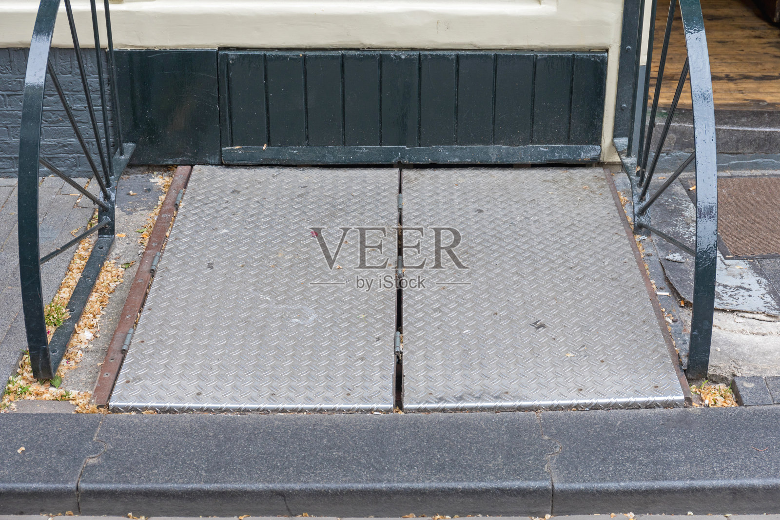 地窖的门关闭照片摄影图片