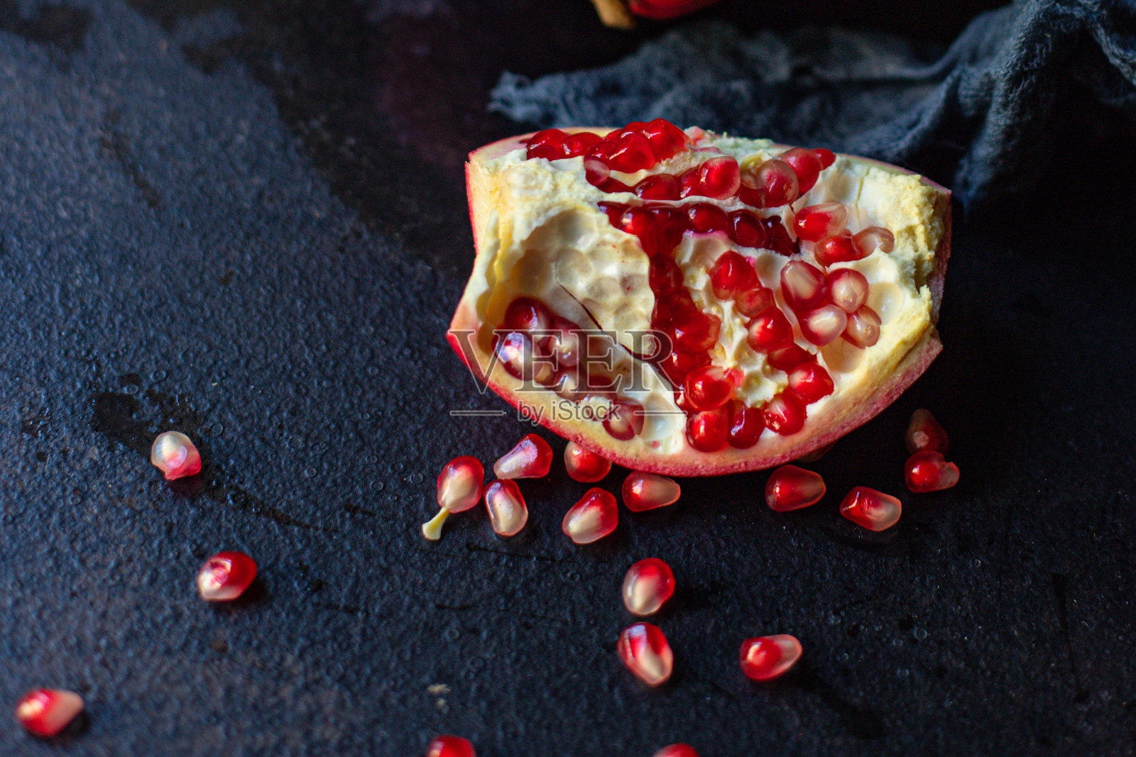 石榴红水果甜圣诞甜点在桌子上新年美味的待遇服务大小俯视图拷贝空间为文字食物背景乡村照片摄影图片