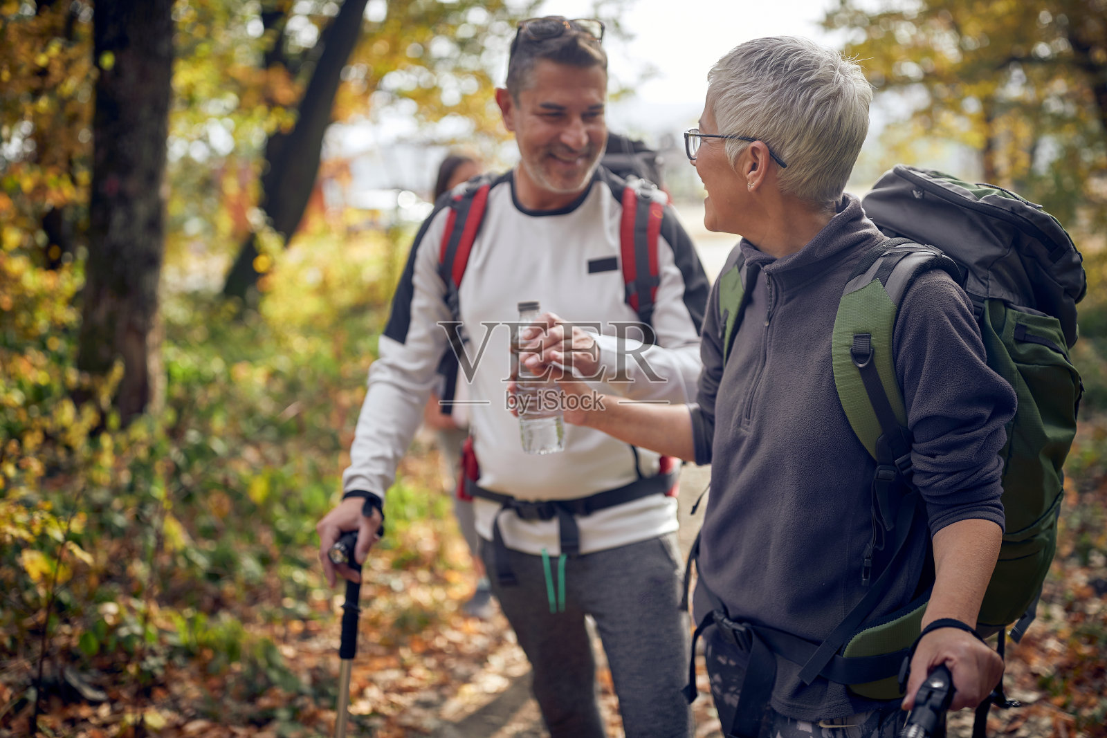 夫妇徒步旅行;活跃retirment概念照片摄影图片
