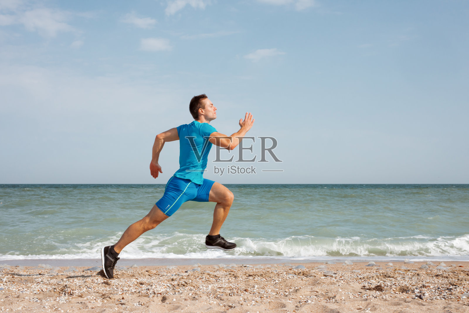 男人在海滩上跑步照片摄影图片