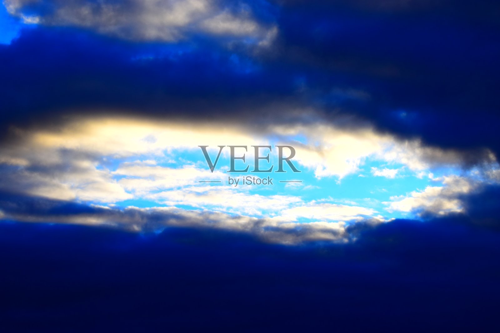 蓝时薄云带蓝洞照片摄影图片