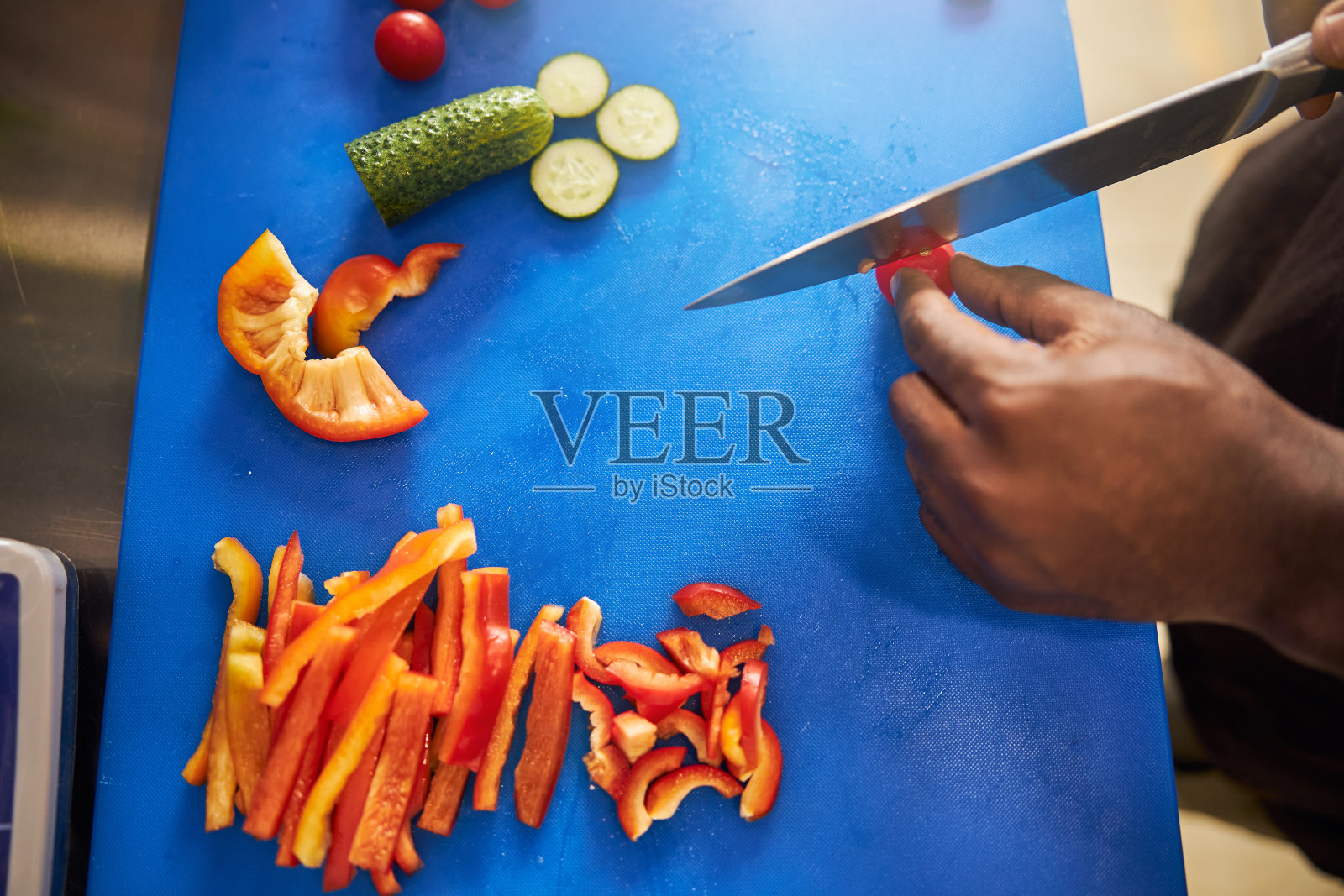 男厨师正在准备菜片照片摄影图片