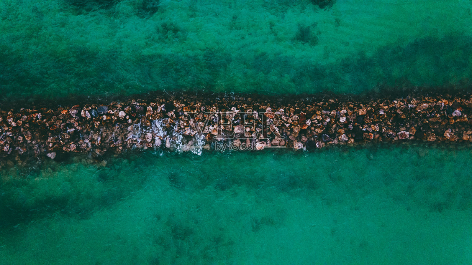 空中防波堤的石头在海上照片摄影图片