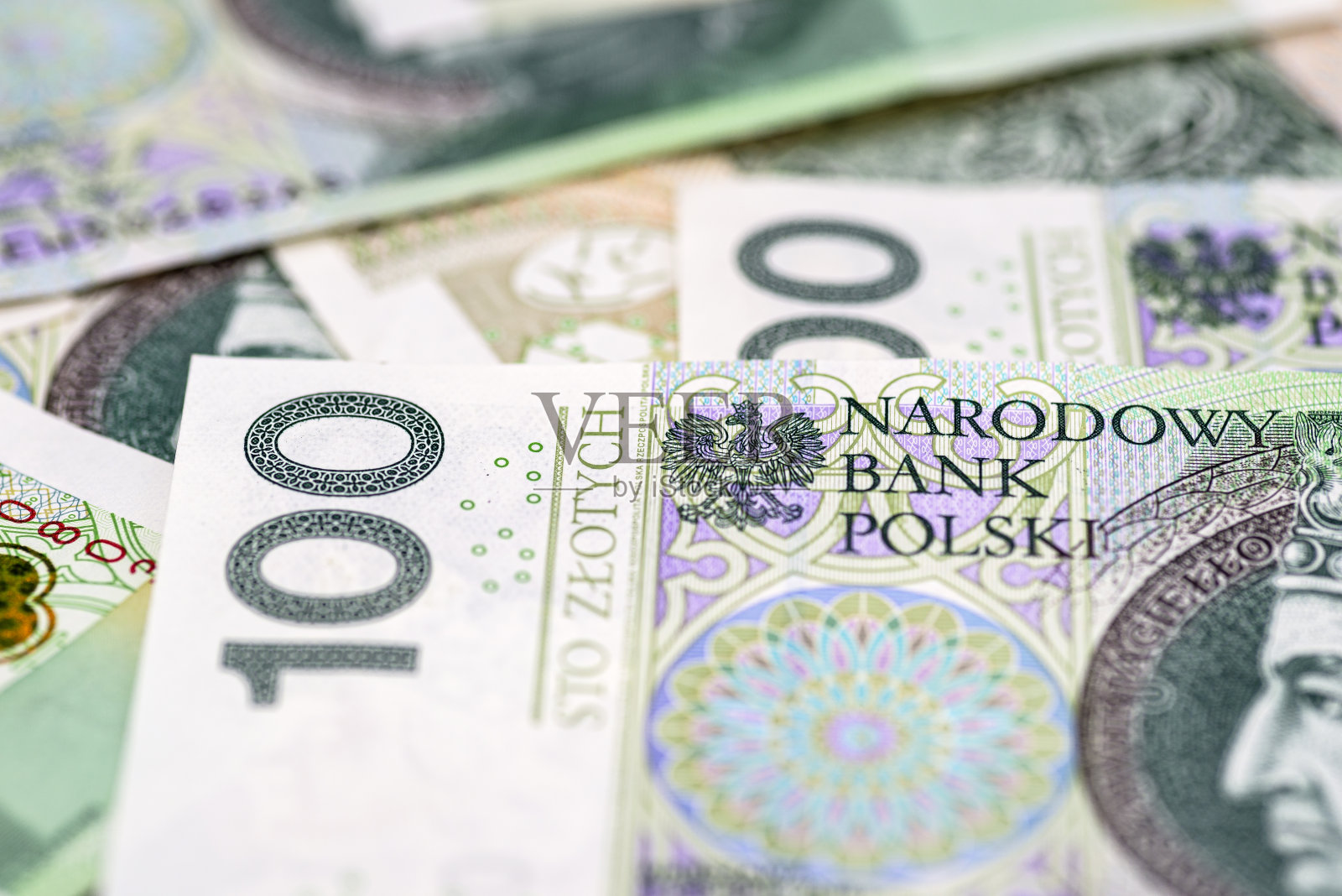 这是一张波兰100 PLN钞票正面的微距照片，上面是题字的特写。照片摄影图片