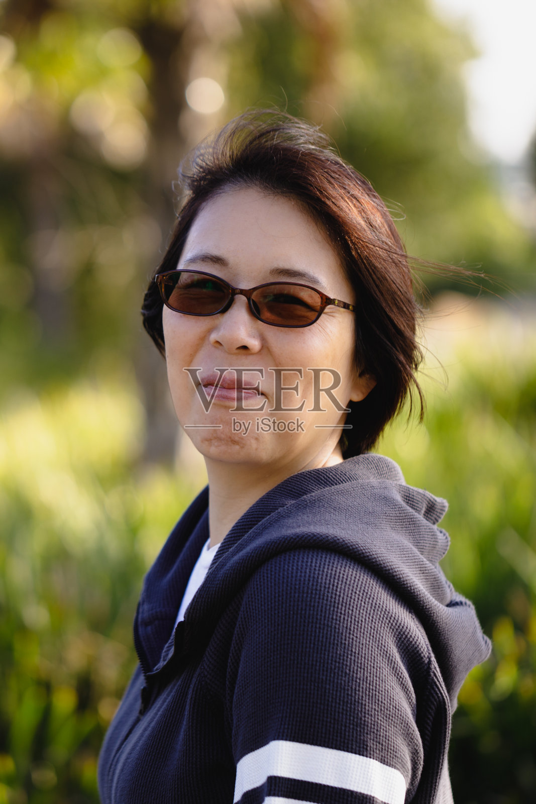 户外微笑的日本女人照片摄影图片