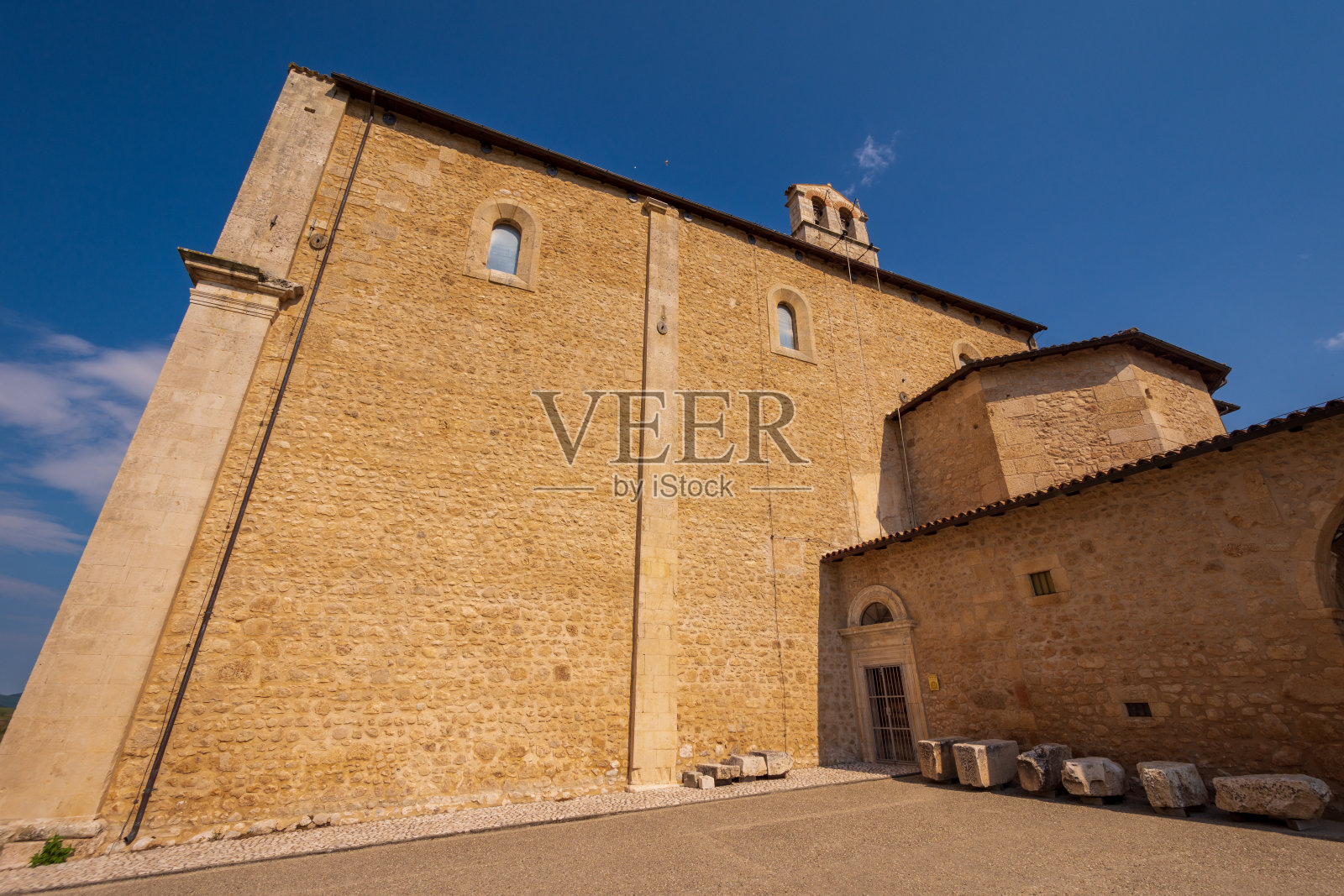 卡波尔恰诺，拉奎拉。圣玛丽亚迪森图雷利教堂照片摄影图片