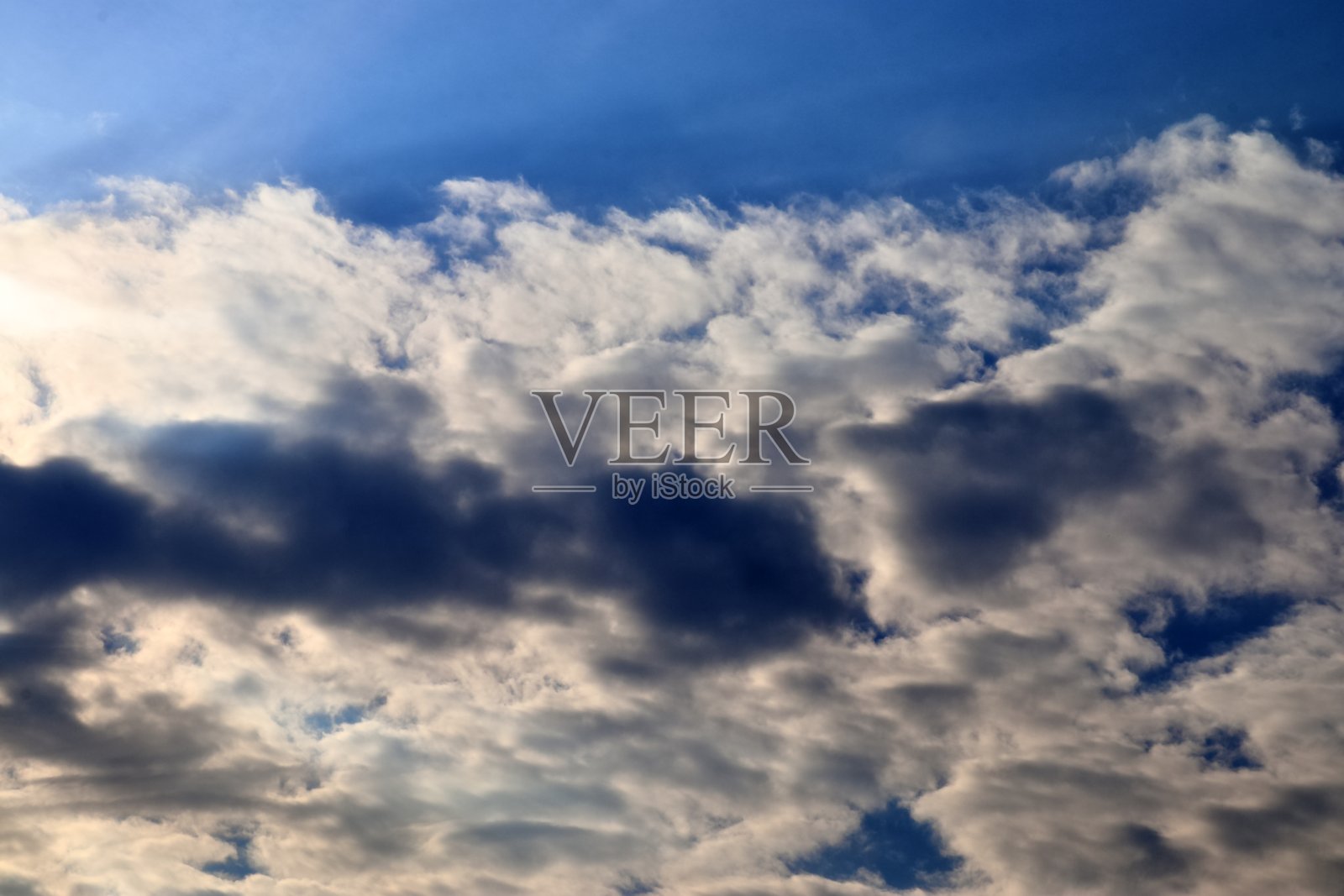 令人惊叹的混合云形成在夏季天空全景照片摄影图片