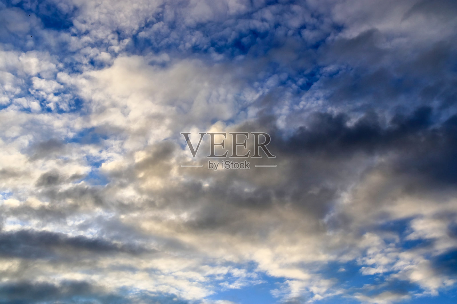 美丽的橙色和黄色云彩在日出的全景照片摄影图片