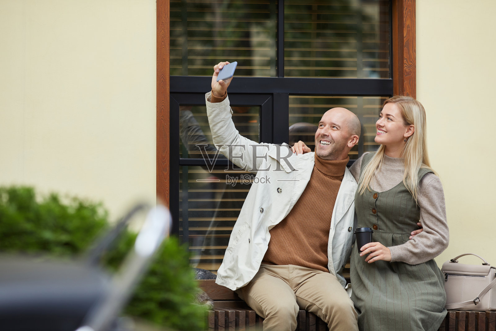 在城市里自拍照片摄影图片