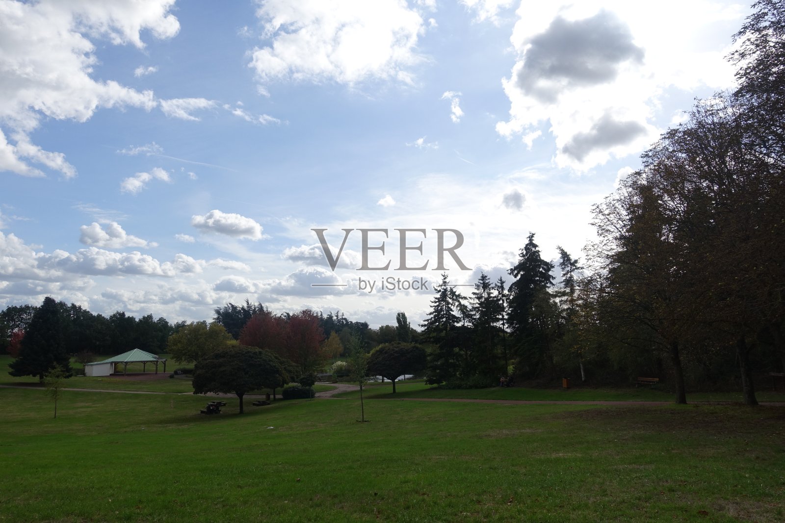 公共公园位于Île-de-France公厕公园后面的丘陵景观照片摄影图片