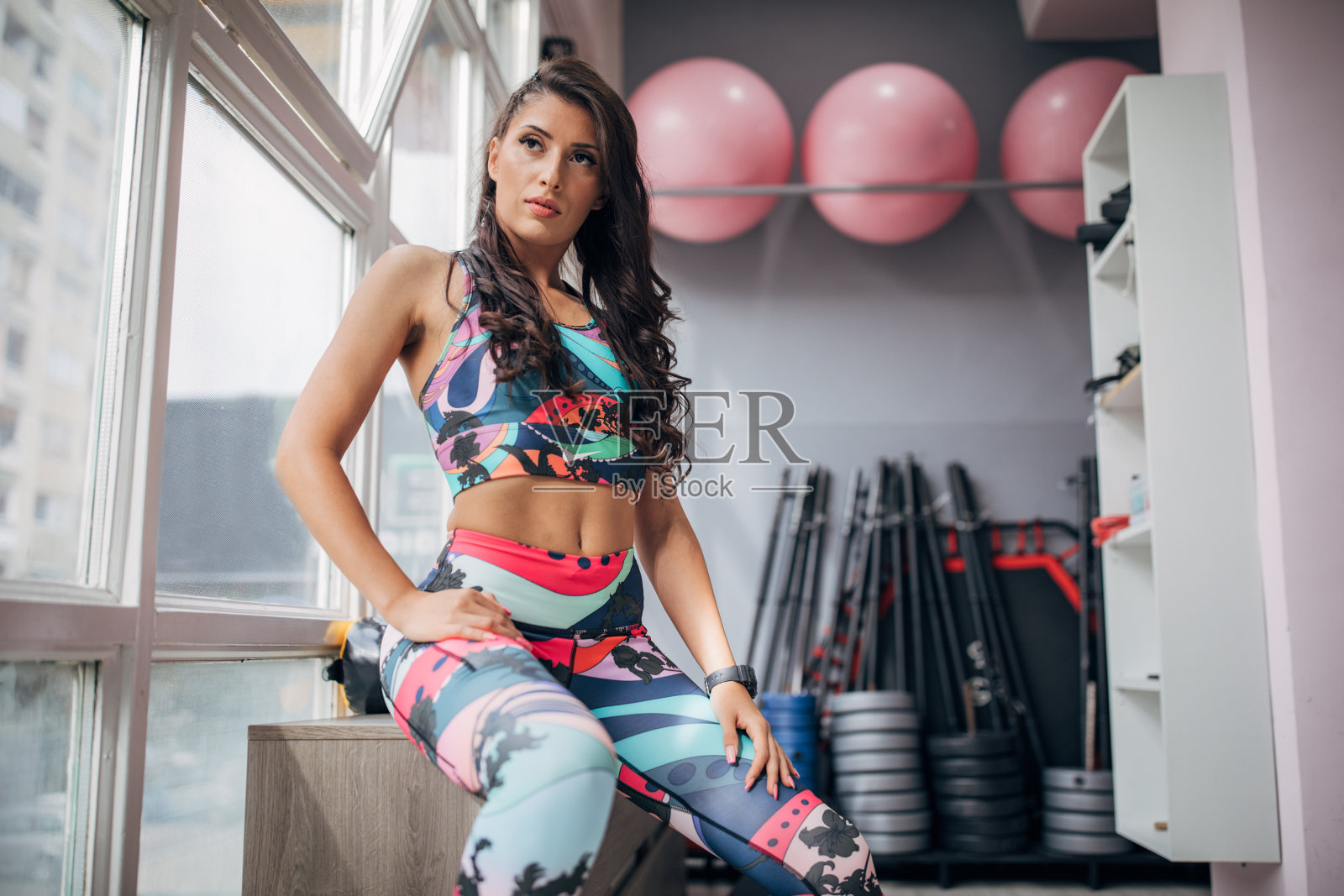 美丽健康的女人在健身房照片摄影图片