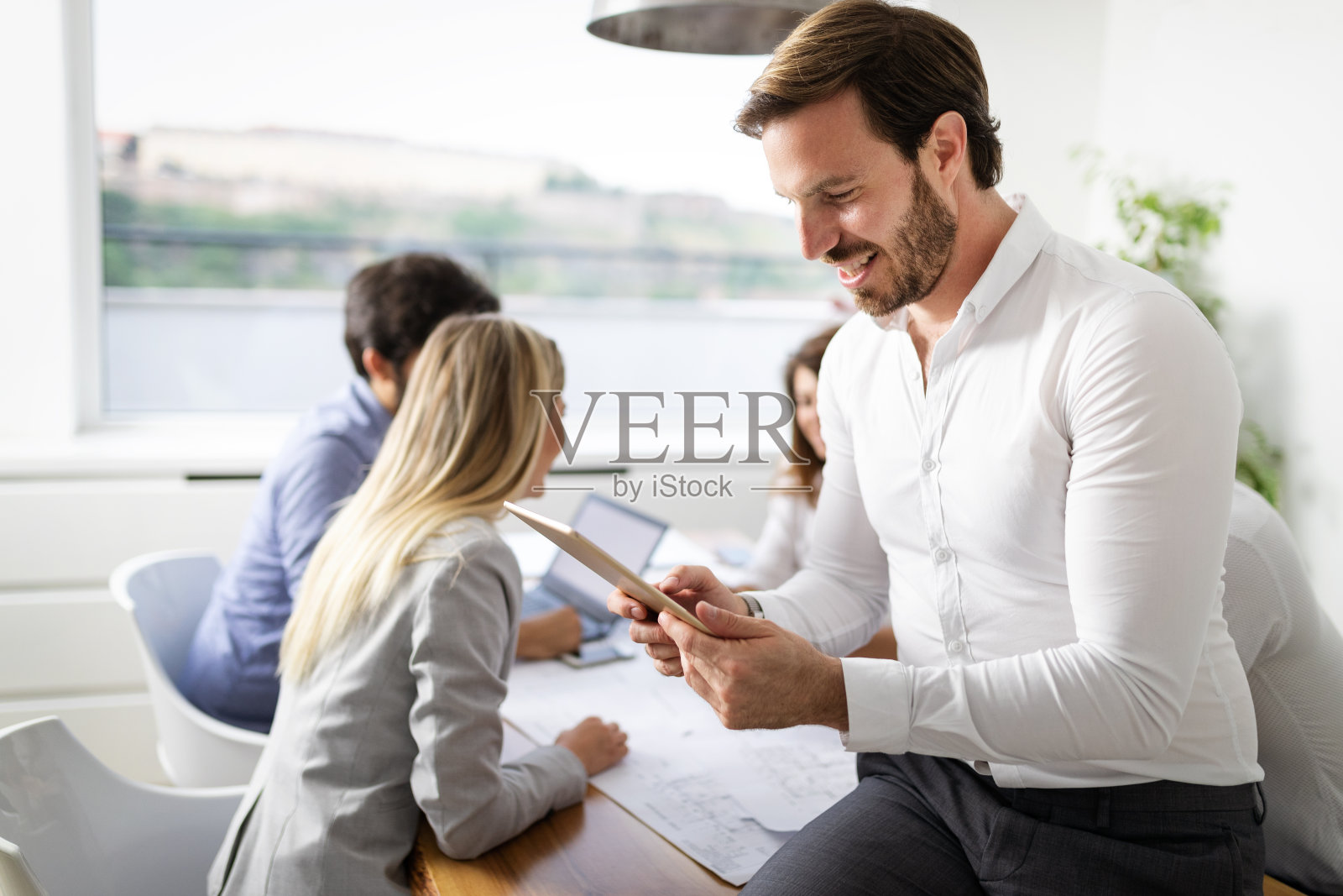 一群商务人士在办公室开会，分享他们的想法。照片摄影图片