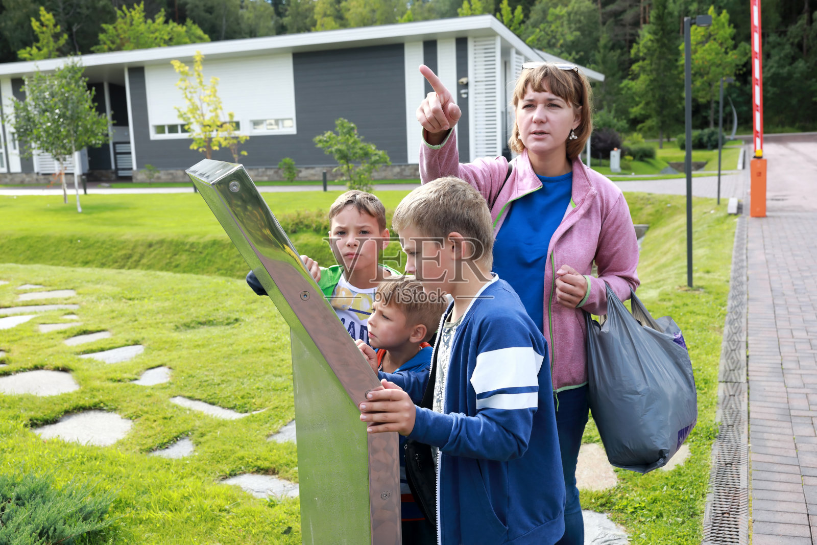 母亲和儿子们看公园地图照片摄影图片