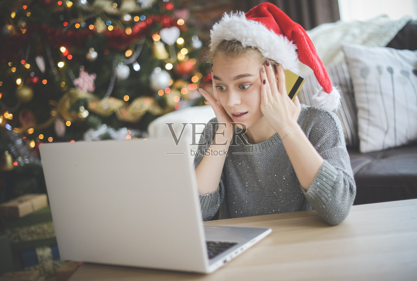 年轻女子在圣诞室内，手提电脑(电子商务)照片摄影图片