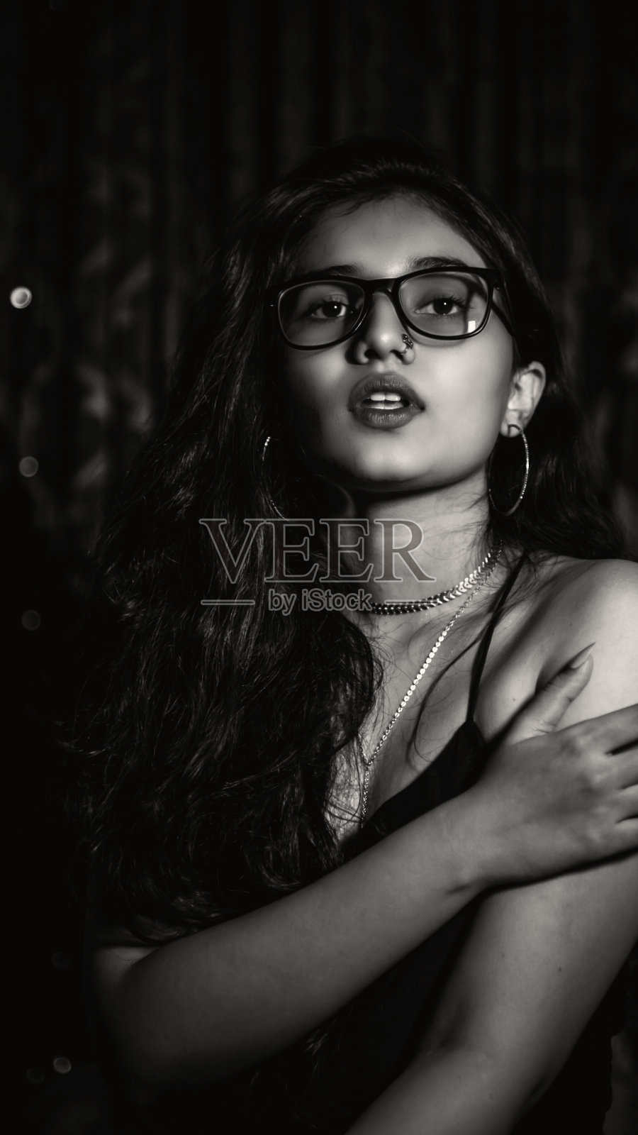 自信的女人，化妆和时尚的发型照片摄影图片