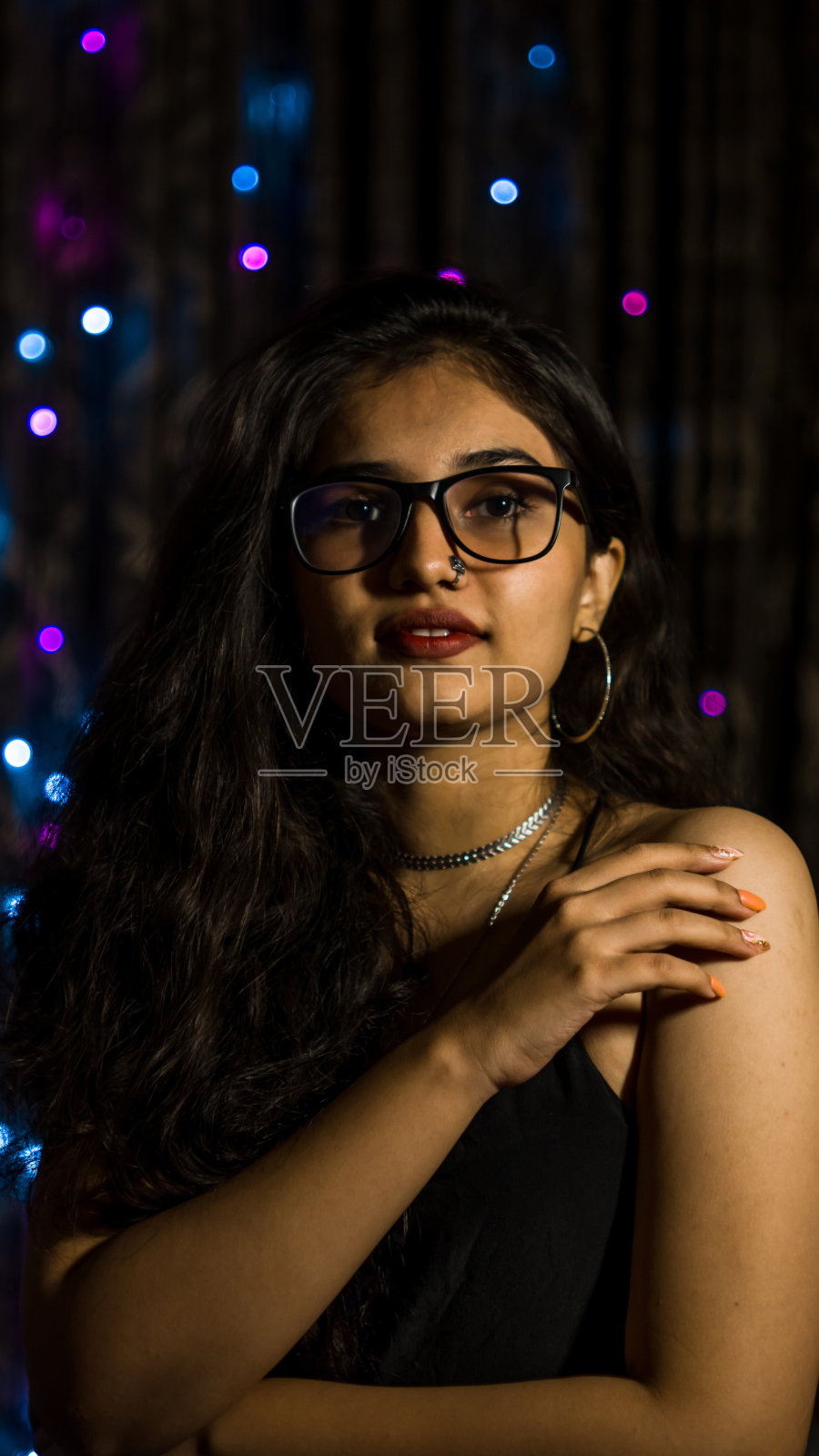 自信的女人，化妆和时尚的发型照片摄影图片