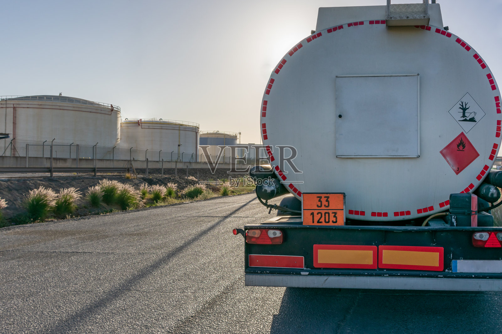油箱旁边的储油罐照片摄影图片