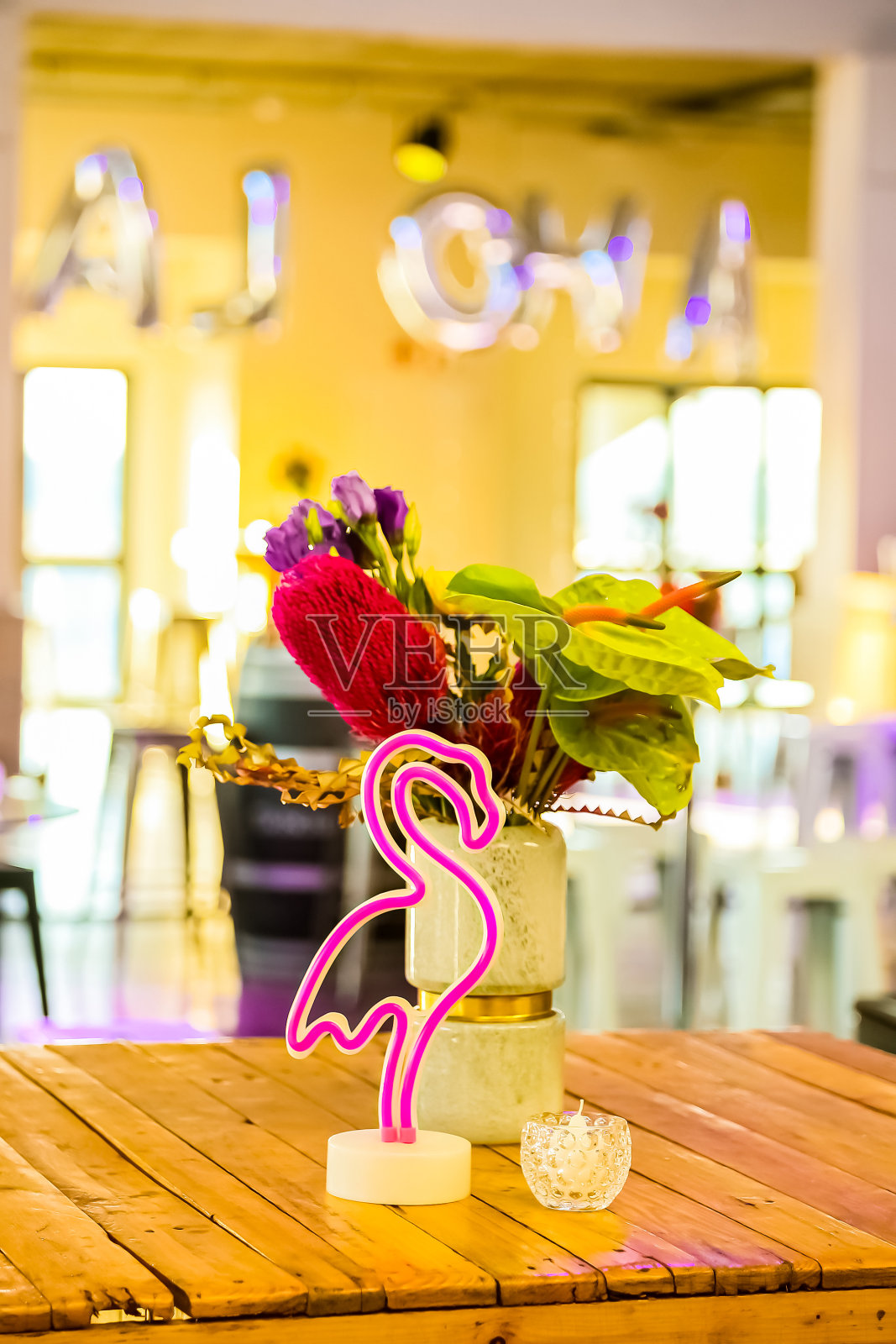 公司聚会活动的花桌布置照片摄影图片