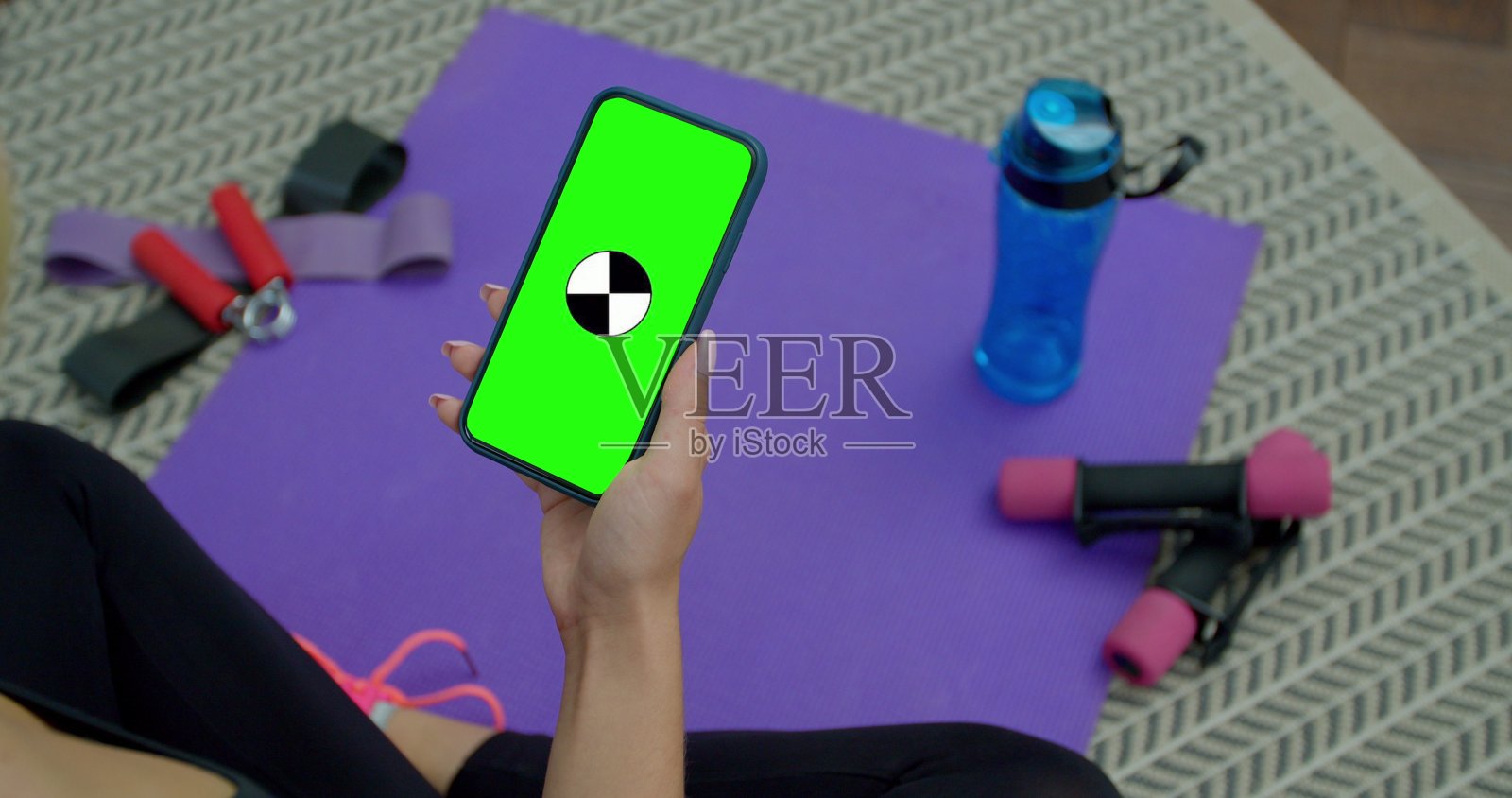疲惫的健身女性在家训练后使用绿屏智能手机。锻炼，训练，健康，运动的概念。照片摄影图片