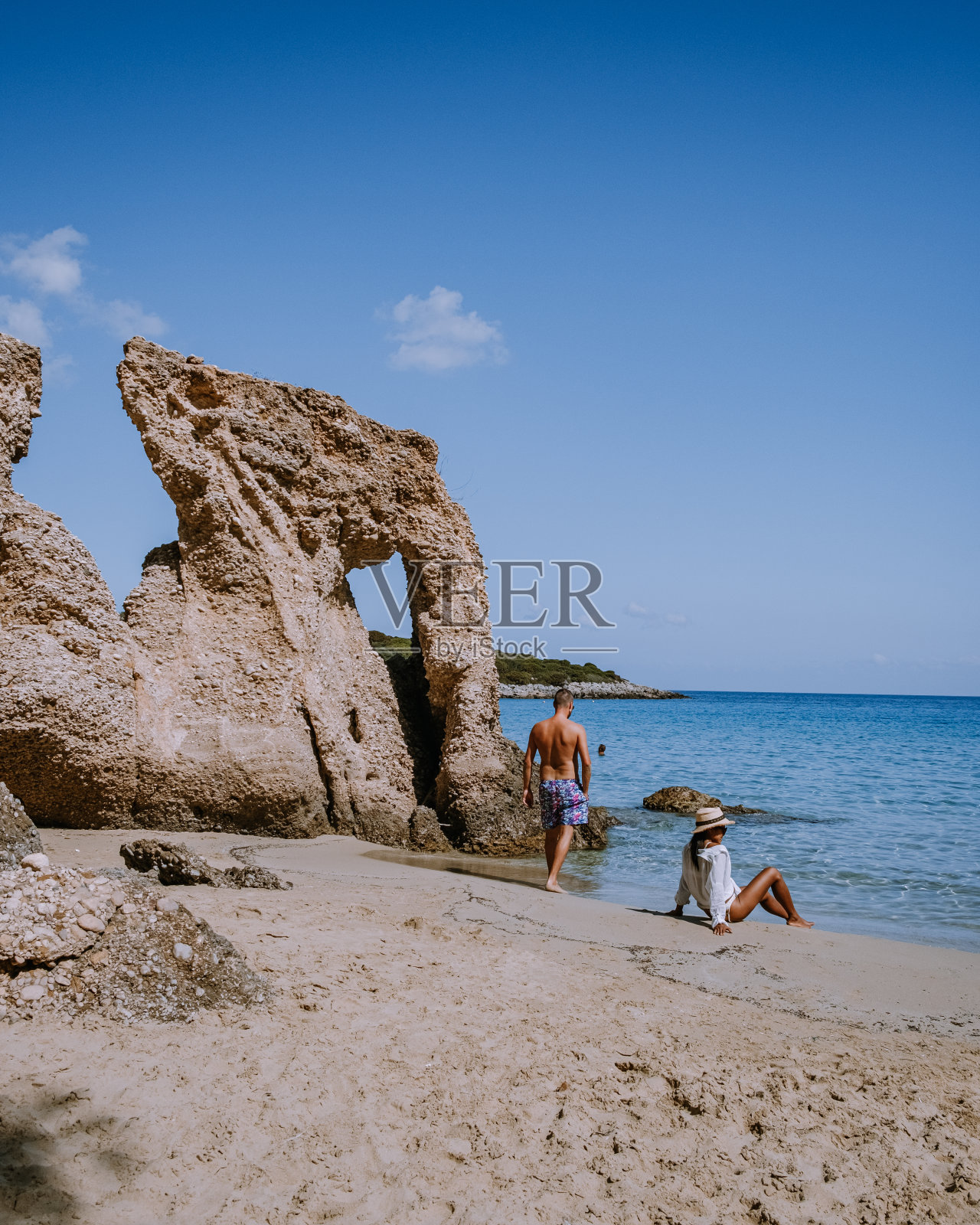 希腊克里特岛伊斯特隆Voulisma海滩热带海滩，一对夫妇在希腊度假照片摄影图片