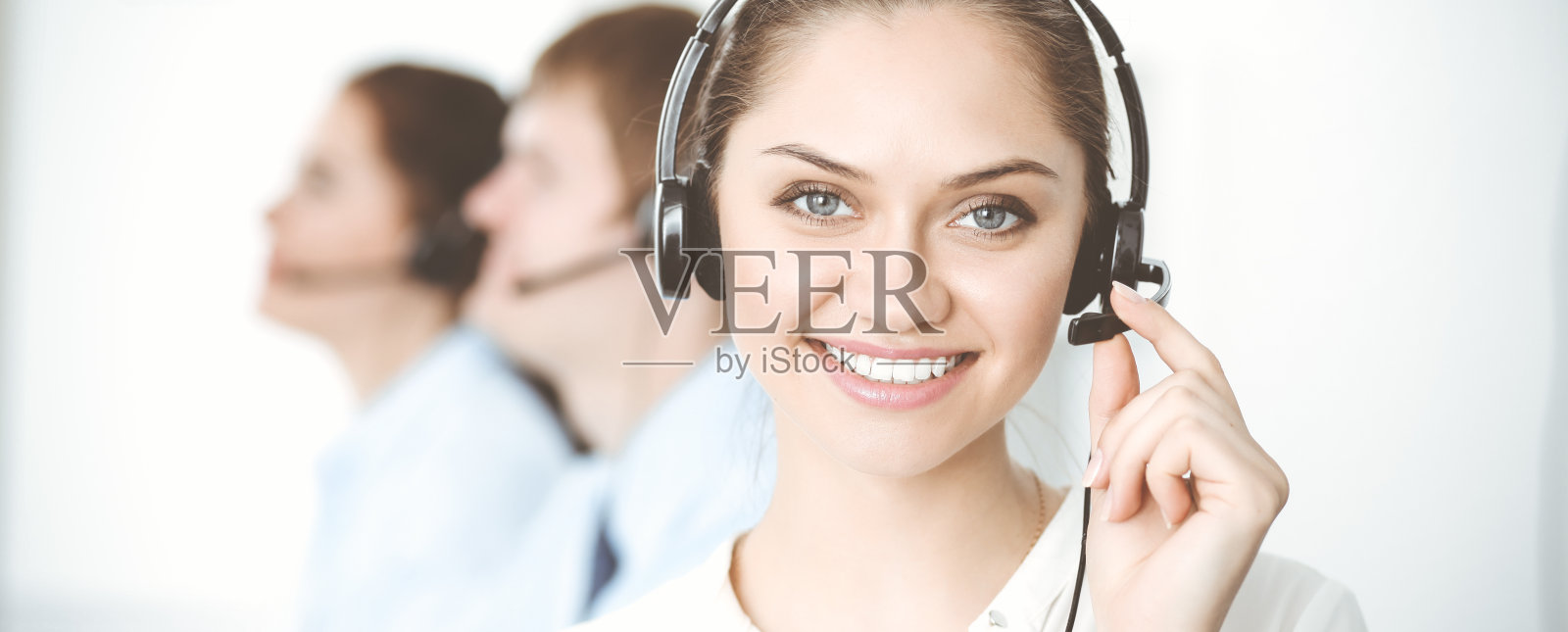 呼叫中心。在办公室里戴着耳机工作的各种客户服务操作员。经营理念照片摄影图片