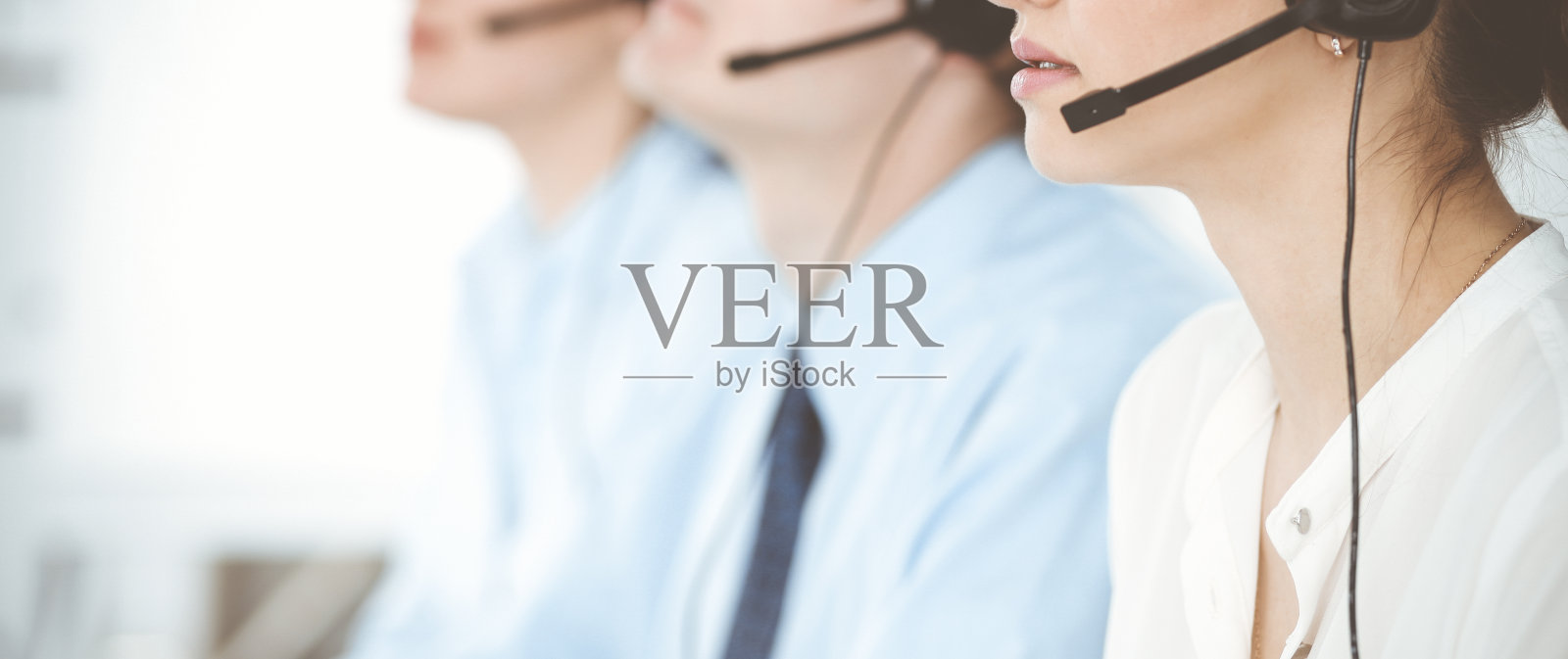 呼叫中心。在办公室里戴着耳机工作的各种客户服务操作员。经营理念照片摄影图片