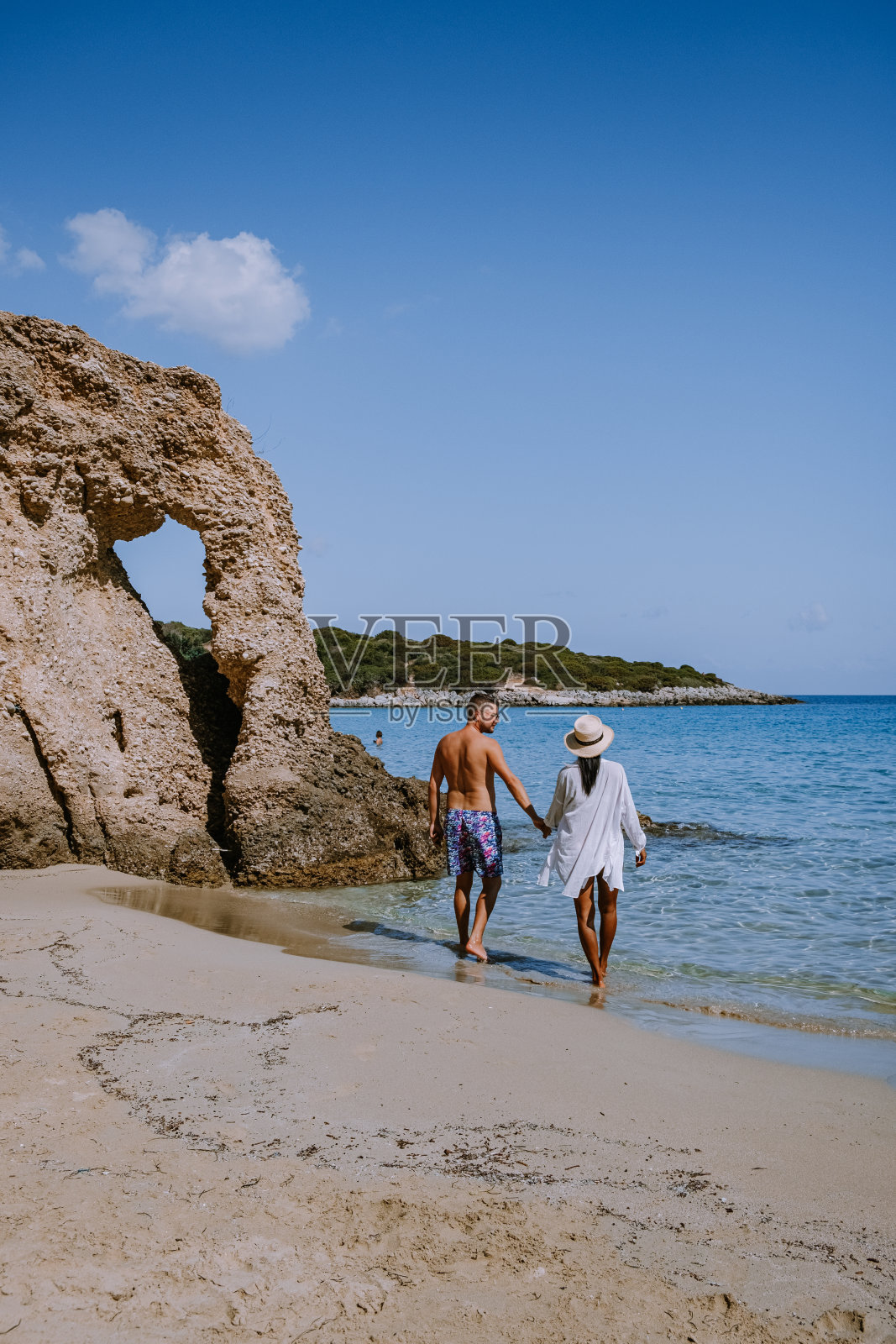 希腊克里特岛伊斯特隆Voulisma海滩热带海滩，一对夫妇在希腊度假照片摄影图片