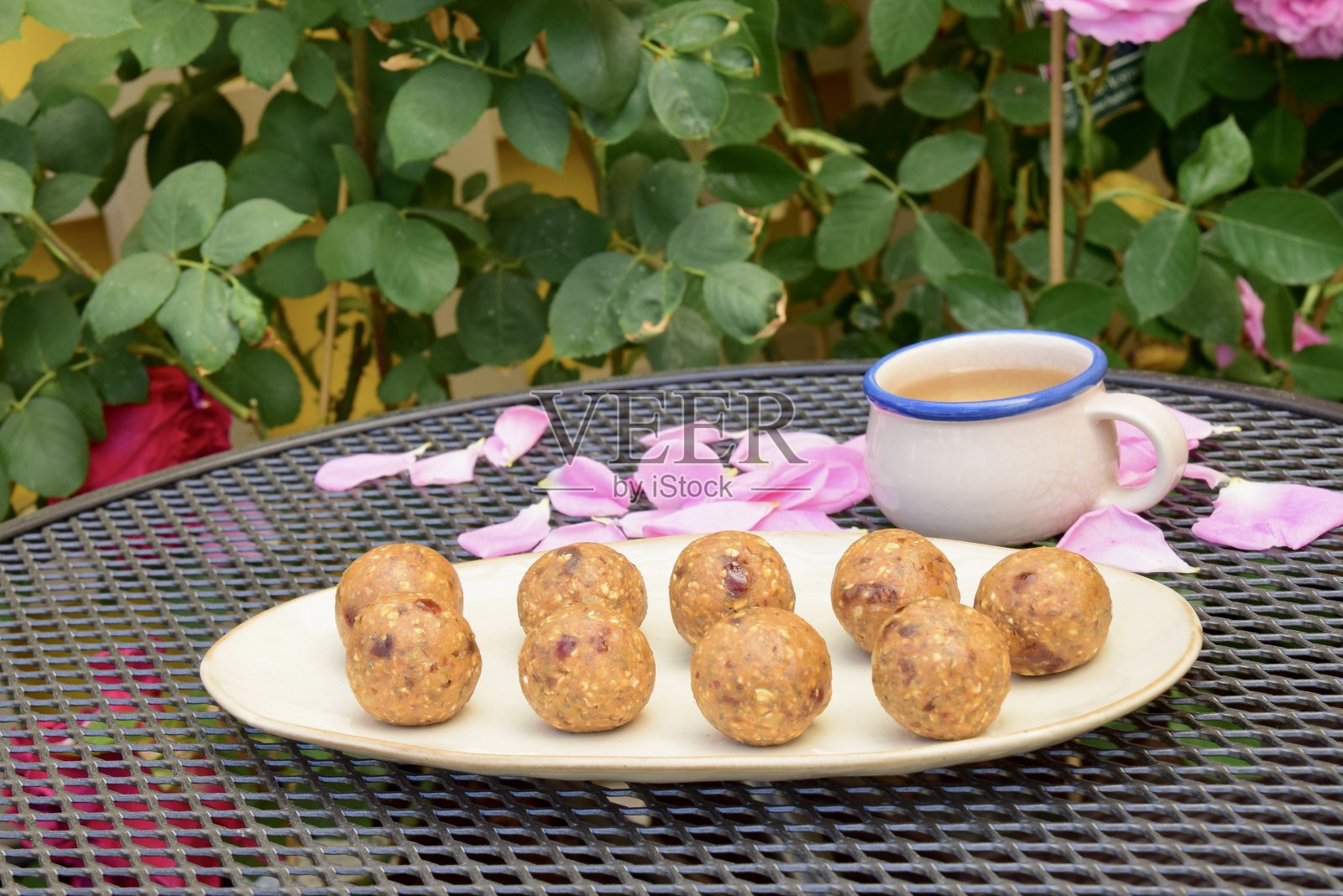 红薯能量球配红枣和燕麦。健康的素食小吃照片摄影图片