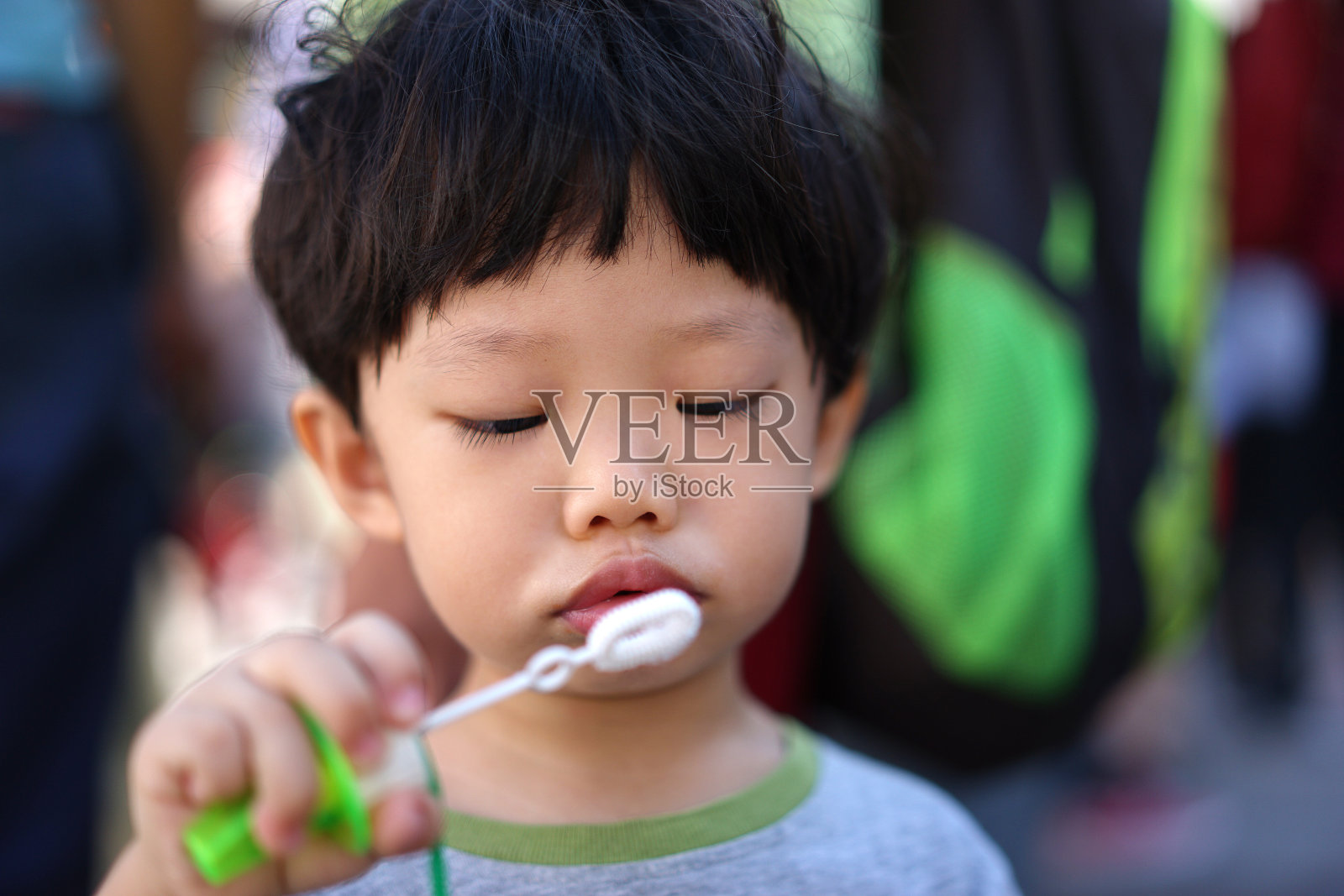 孩子吹泡泡照片摄影图片