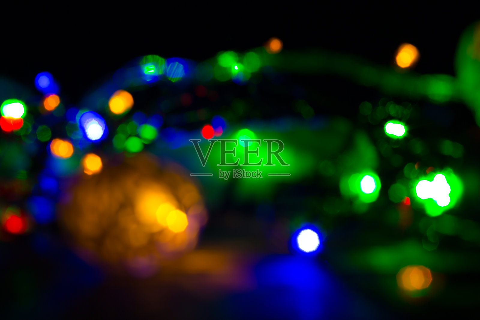 圣诞彩灯模糊不清的照片。晚上的惬意心情。节日的时间。假期的概念。照片摄影图片